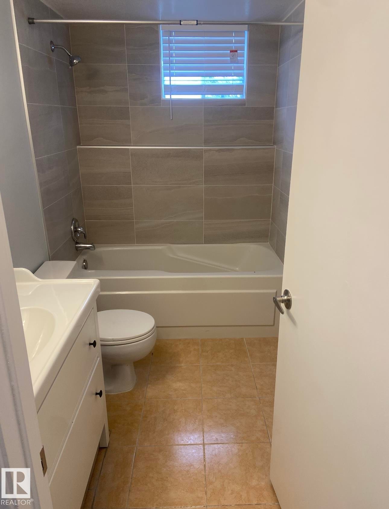 3641 114 Avenue, Edmonton, AB - Indoor Photo Showing Bathroom