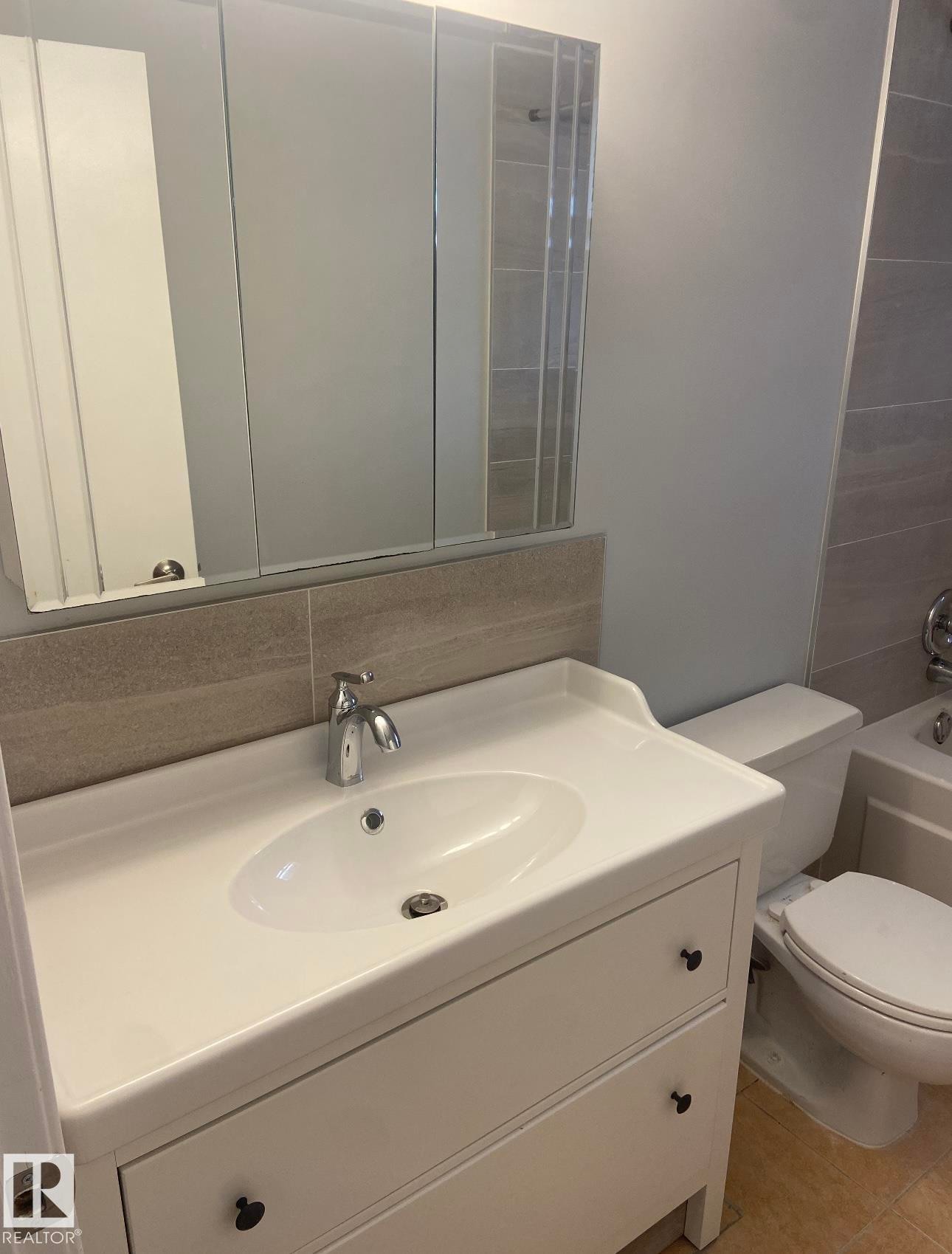 3641 114 Avenue, Edmonton, AB - Indoor Photo Showing Bathroom