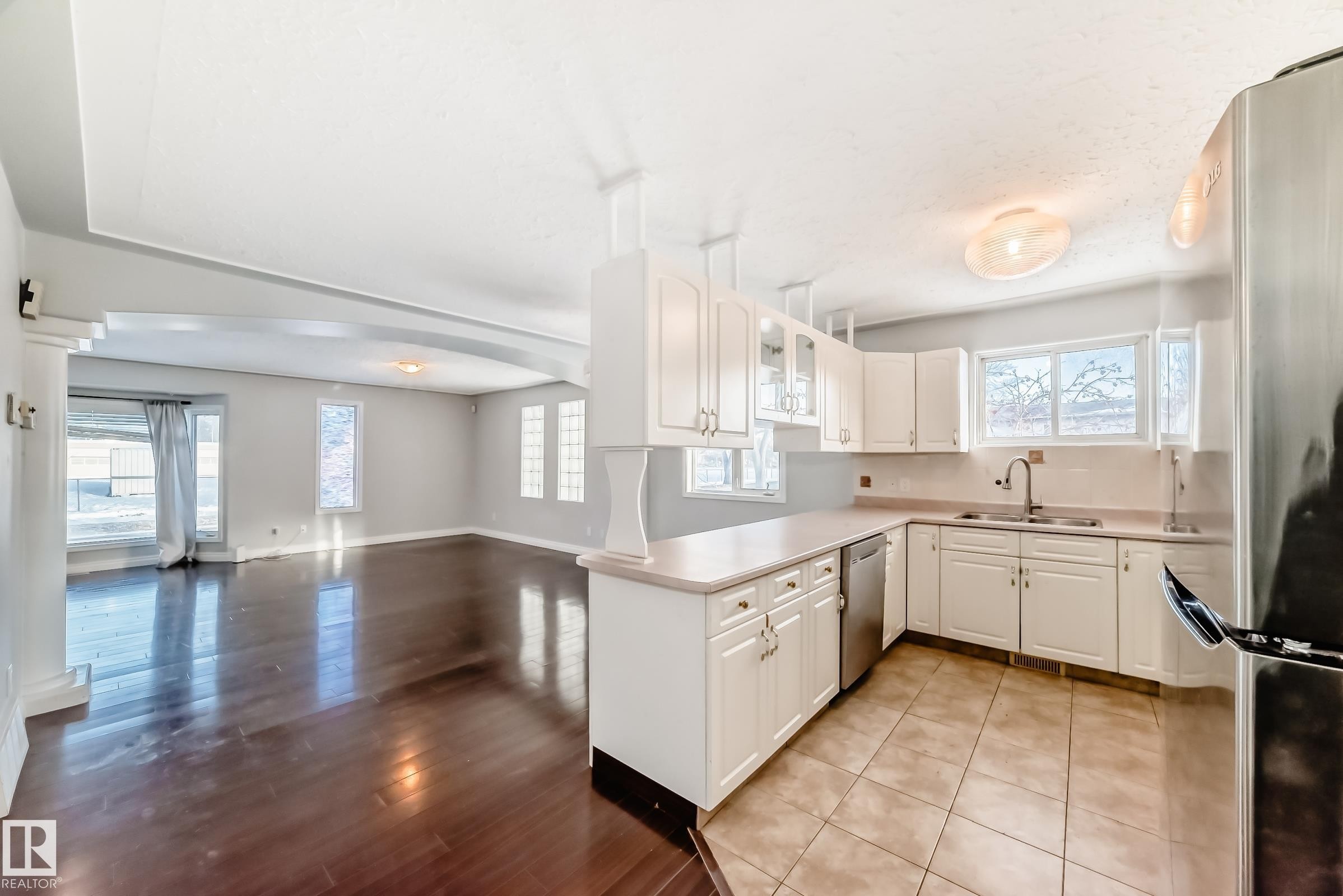3641 114 Avenue, Edmonton, AB - Indoor Photo Showing Kitchen With Double Sink
