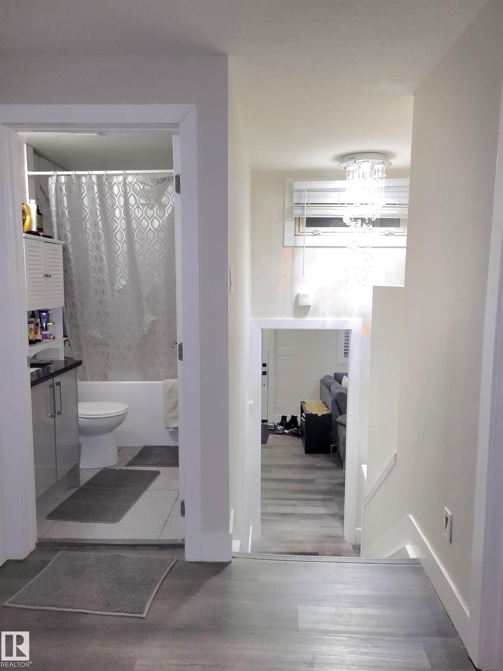 9131 83 Avenue, Edmonton, AB - Indoor Photo Showing Bathroom