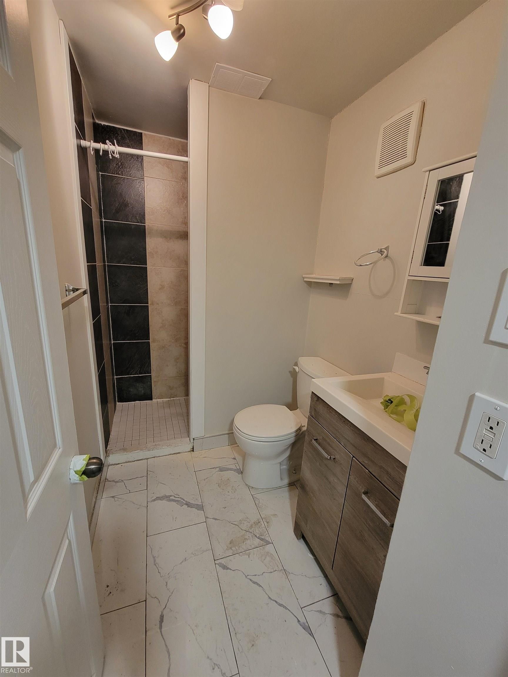 9131 83 Avenue, Edmonton, AB - Indoor Photo Showing Bathroom