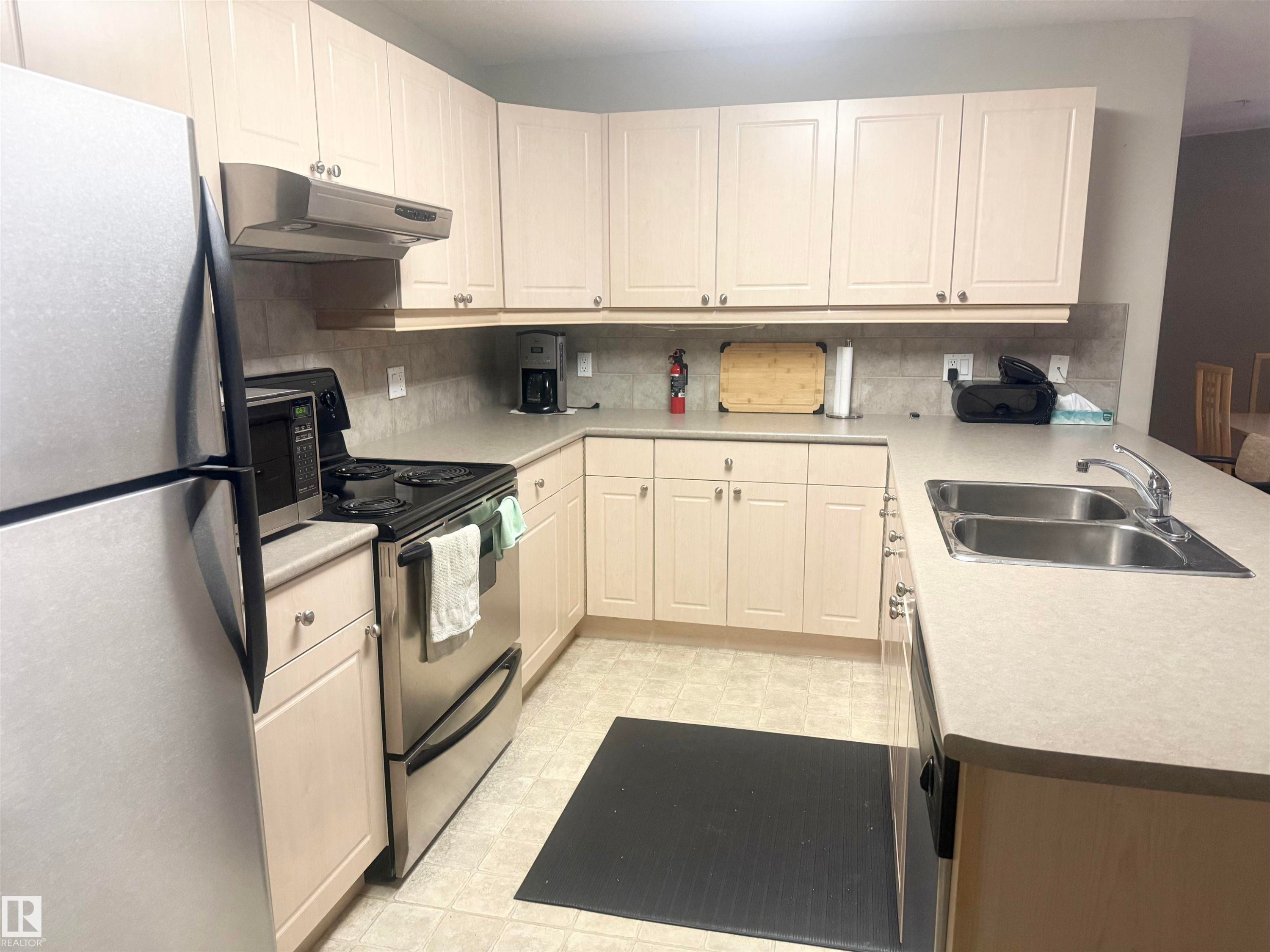 315 592 Hooke Road, Edmonton, AB - Indoor Photo Showing Kitchen With Double Sink