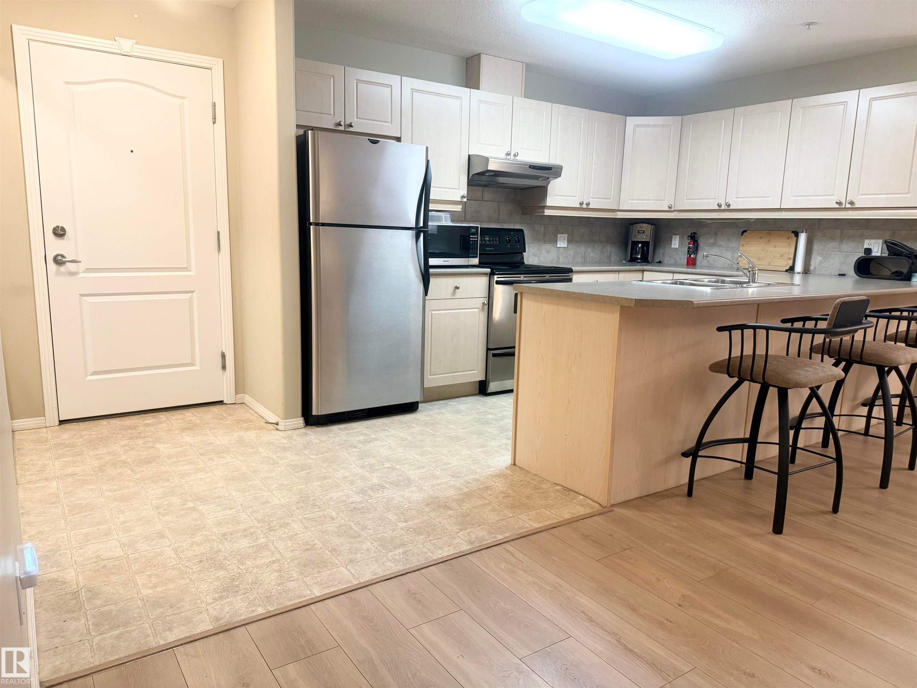 315 592 Hooke Road, Edmonton, AB - Indoor Photo Showing Kitchen