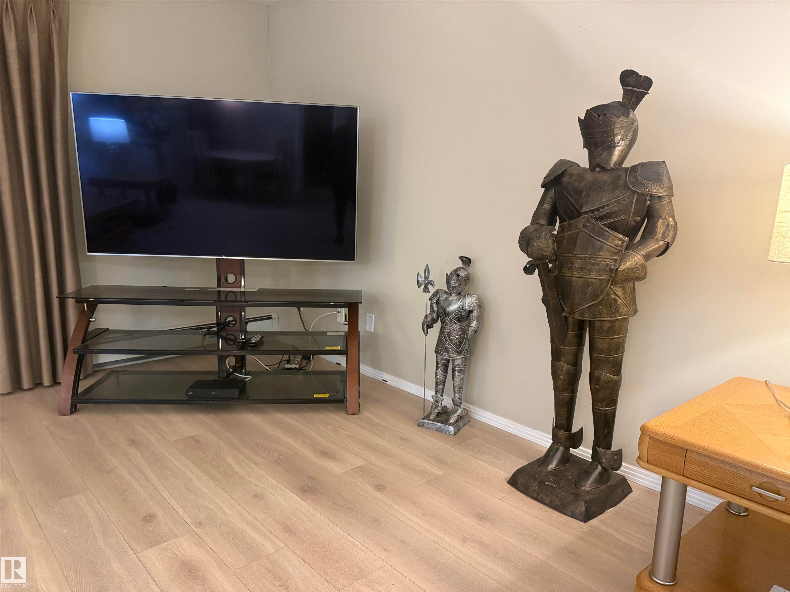 315 592 Hooke Road, Edmonton, AB - Indoor