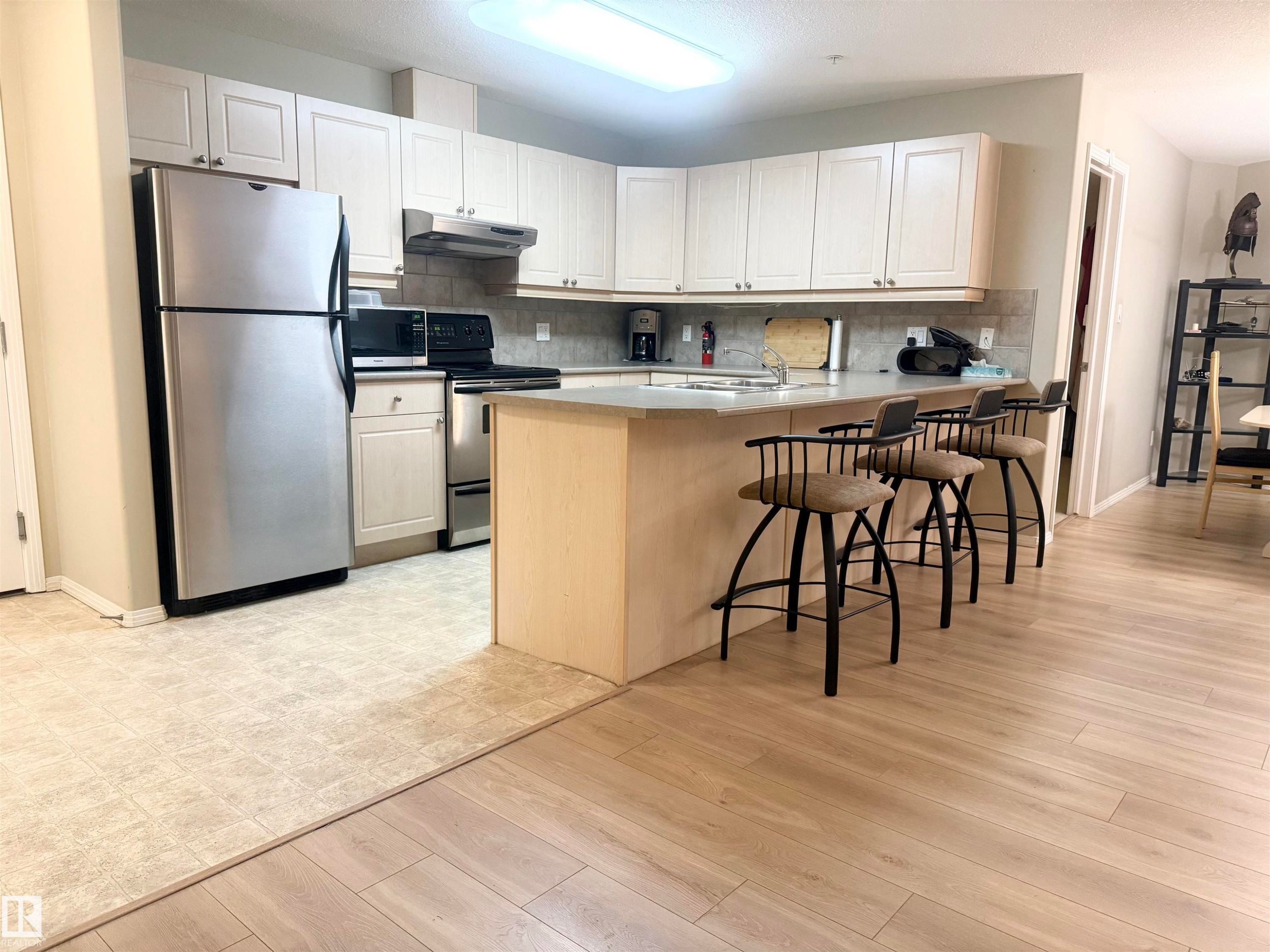 315 592 Hooke Road, Edmonton, AB - Indoor Photo Showing Kitchen