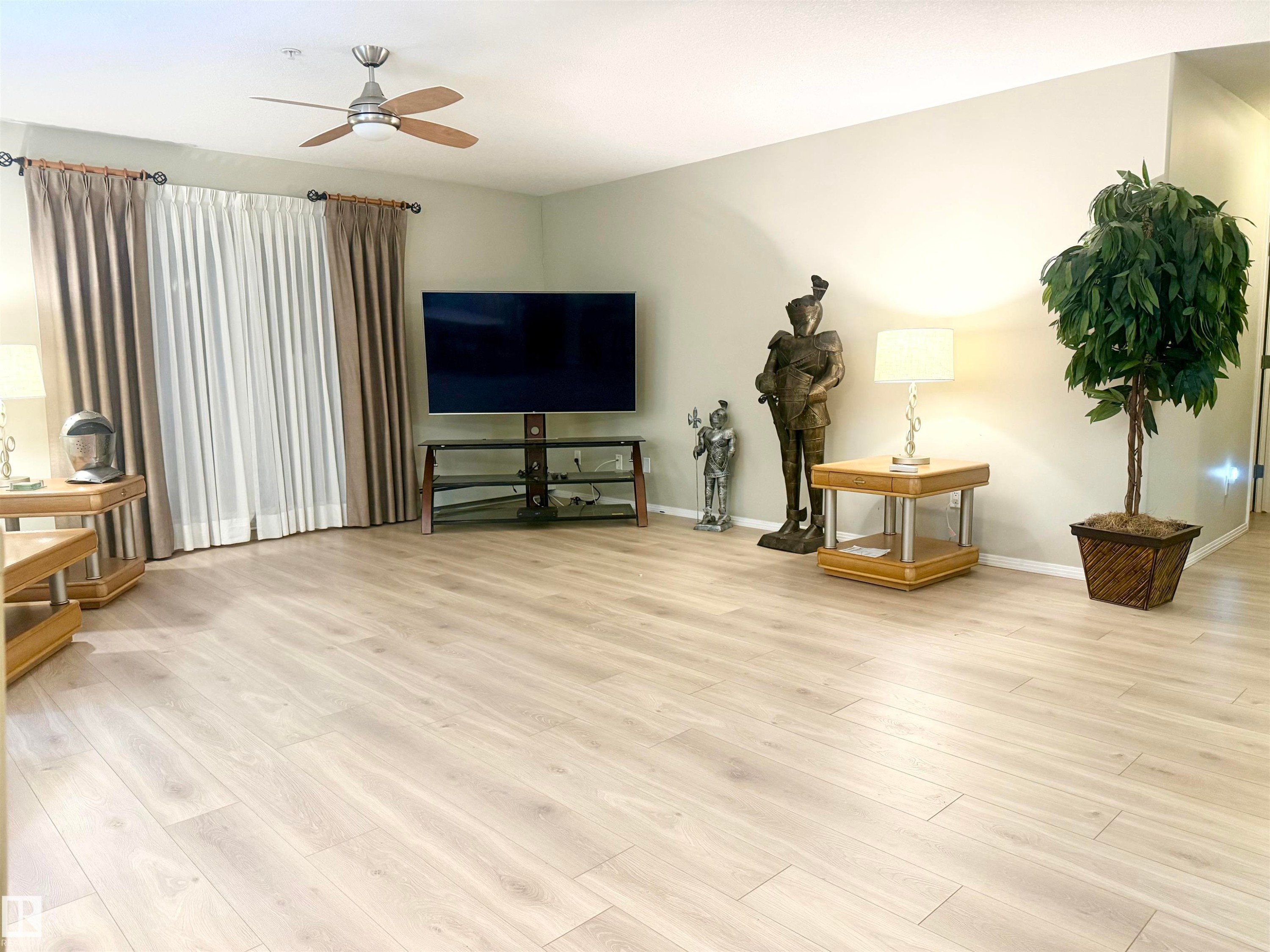 315 592 Hooke Road, Edmonton, AB - Indoor