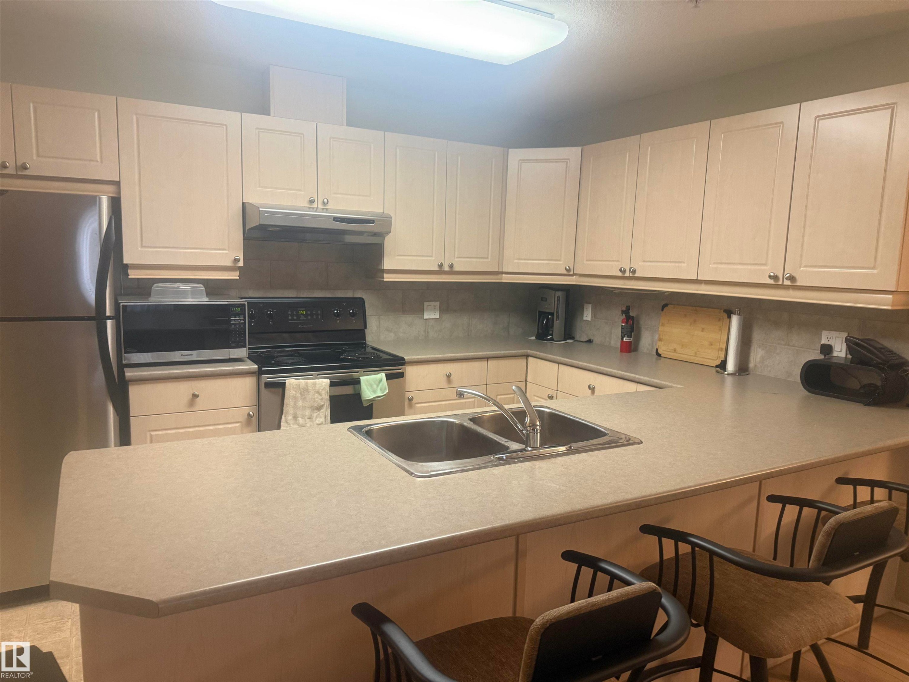 315 592 Hooke Road, Edmonton, AB - Indoor Photo Showing Kitchen With Double Sink
