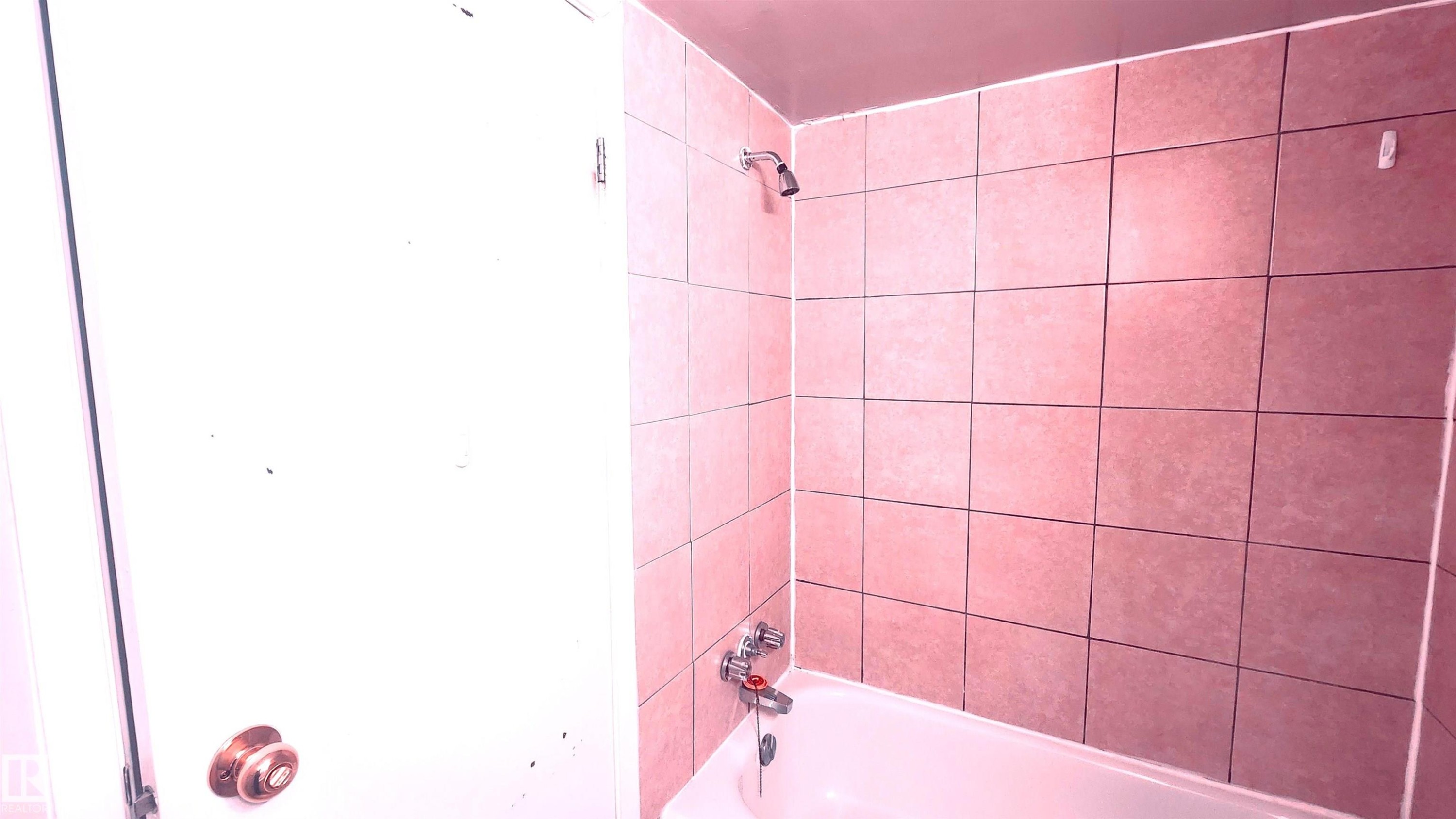Full bath featuring bathing tub / shower combination - 2 11265 31 Avenue, Edmonton, AB - Indoor Photo Showing Bathroom