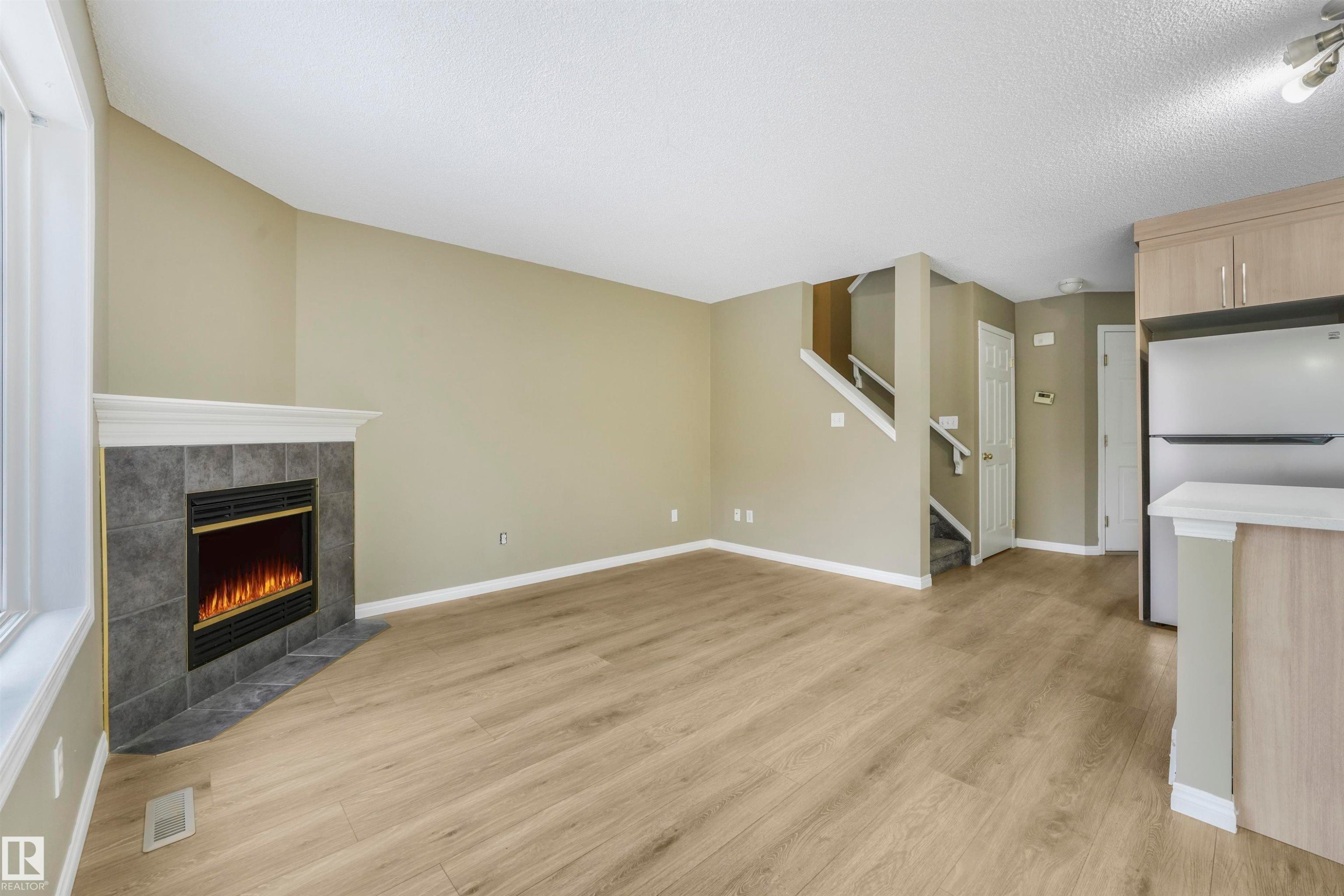 33 4020 21 Street, Edmonton, AB - Indoor Photo Showing Living Room With Fireplace
