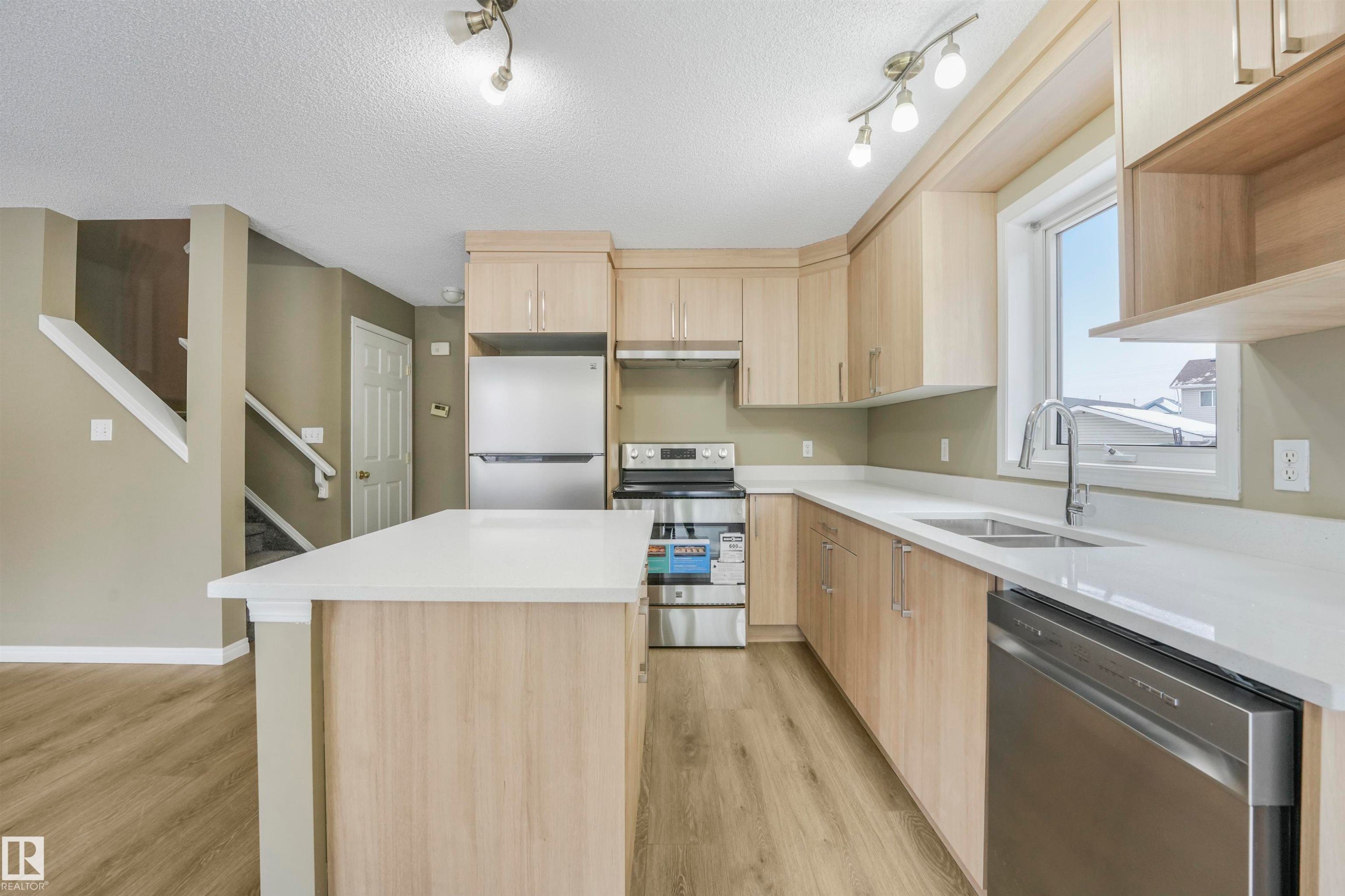 33 4020 21 Street, Edmonton, AB - Indoor Photo Showing Kitchen With Double Sink