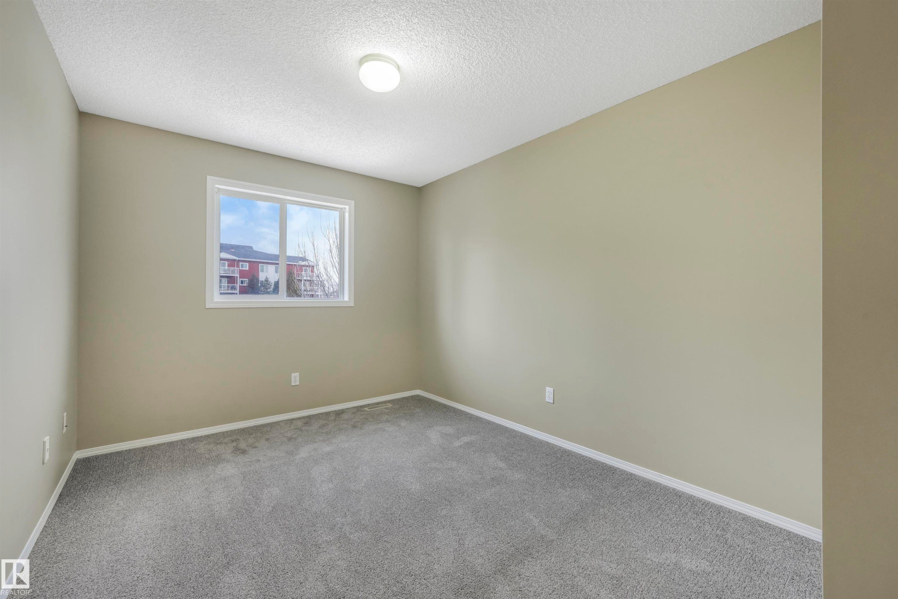 33 4020 21 Street, Edmonton, AB - Indoor Photo Showing Other Room