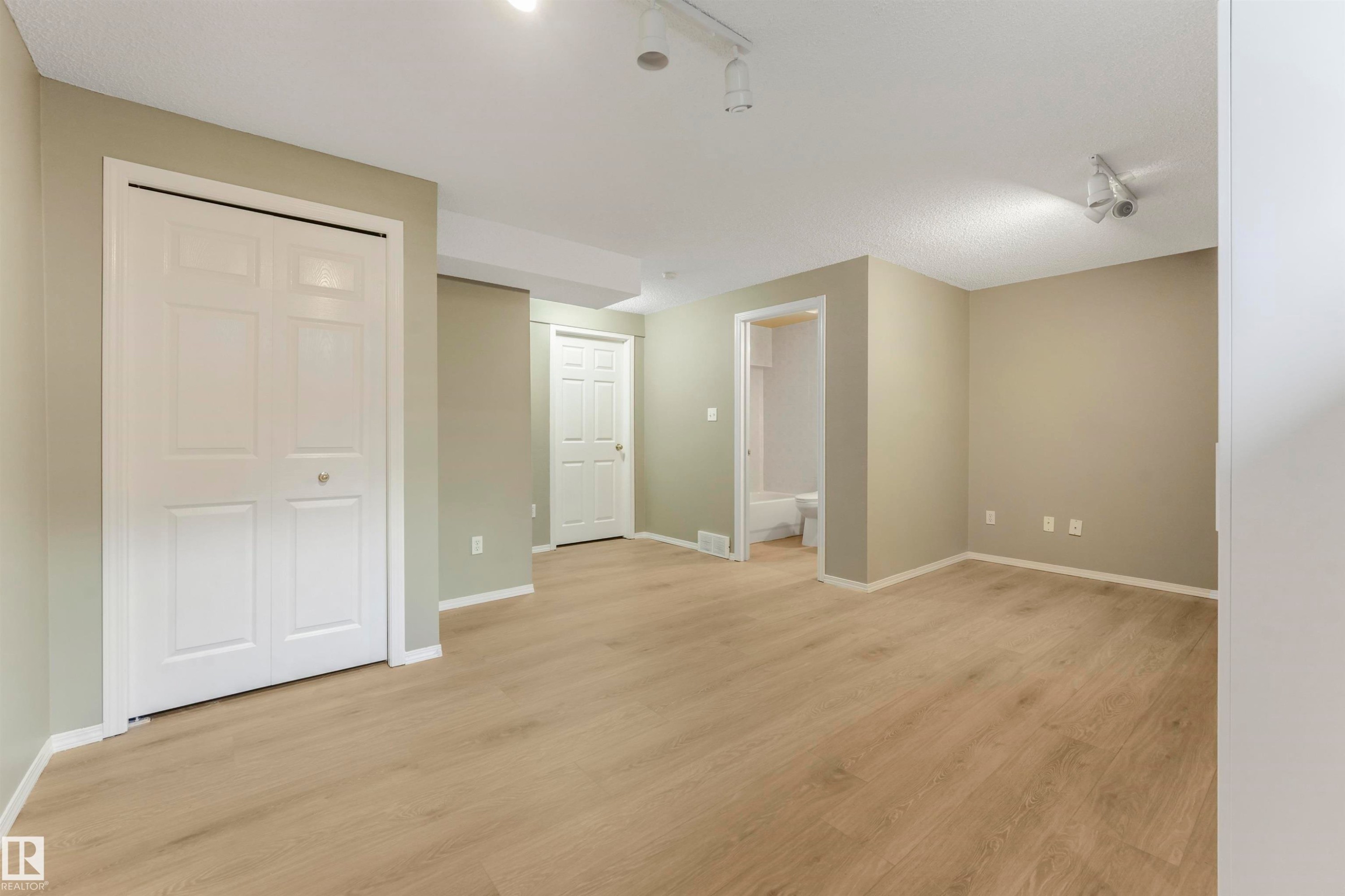 33 4020 21 Street, Edmonton, AB - Indoor Photo Showing Other Room