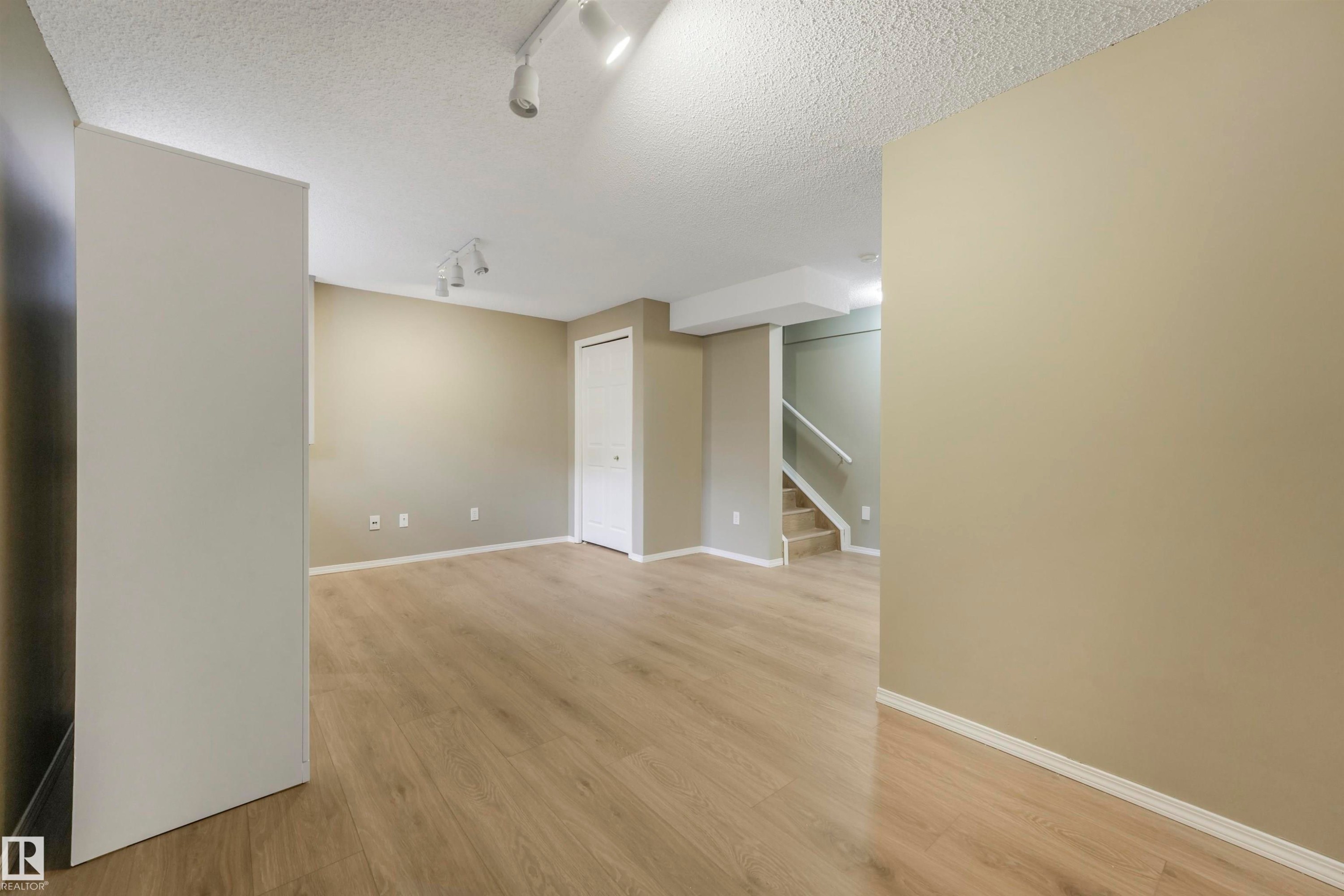 33 4020 21 Street, Edmonton, AB - Indoor Photo Showing Other Room