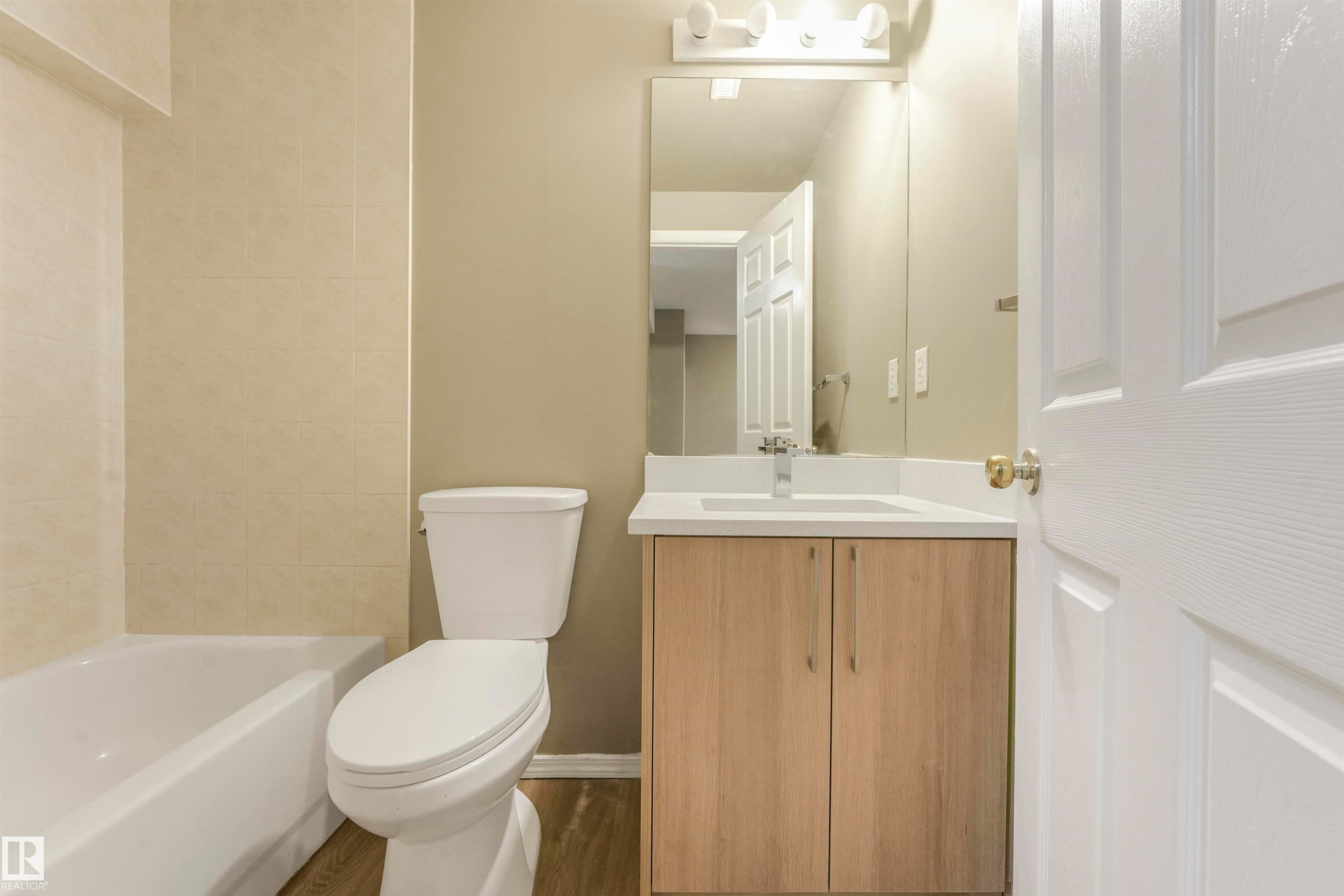 33 4020 21 Street, Edmonton, AB - Indoor Photo Showing Bathroom