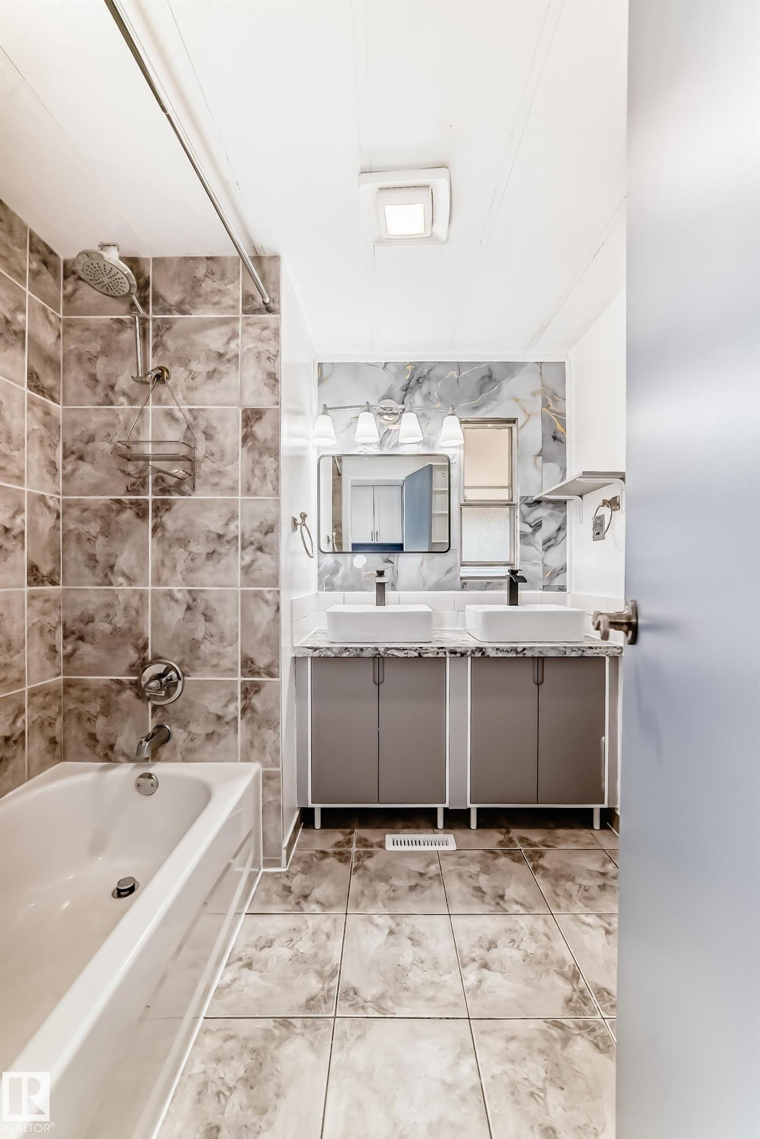 404 Evergreen Park, Edmonton, AB - Indoor Photo Showing Bathroom