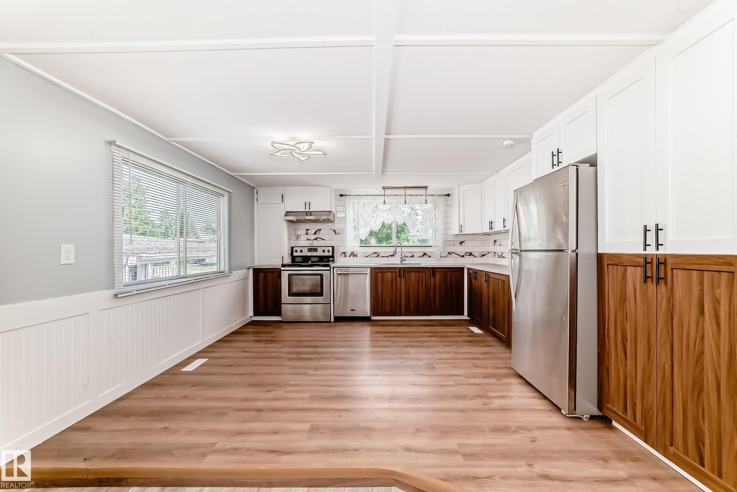 404 Evergreen Park, Edmonton, AB - Indoor Photo Showing Kitchen