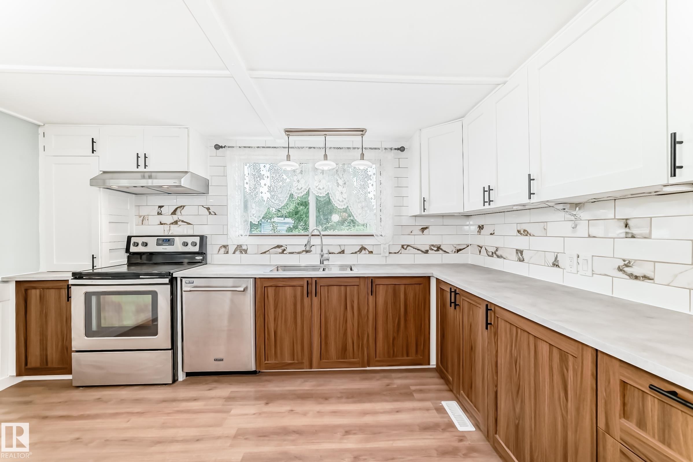 404 Evergreen Park, Edmonton, AB - Indoor Photo Showing Kitchen