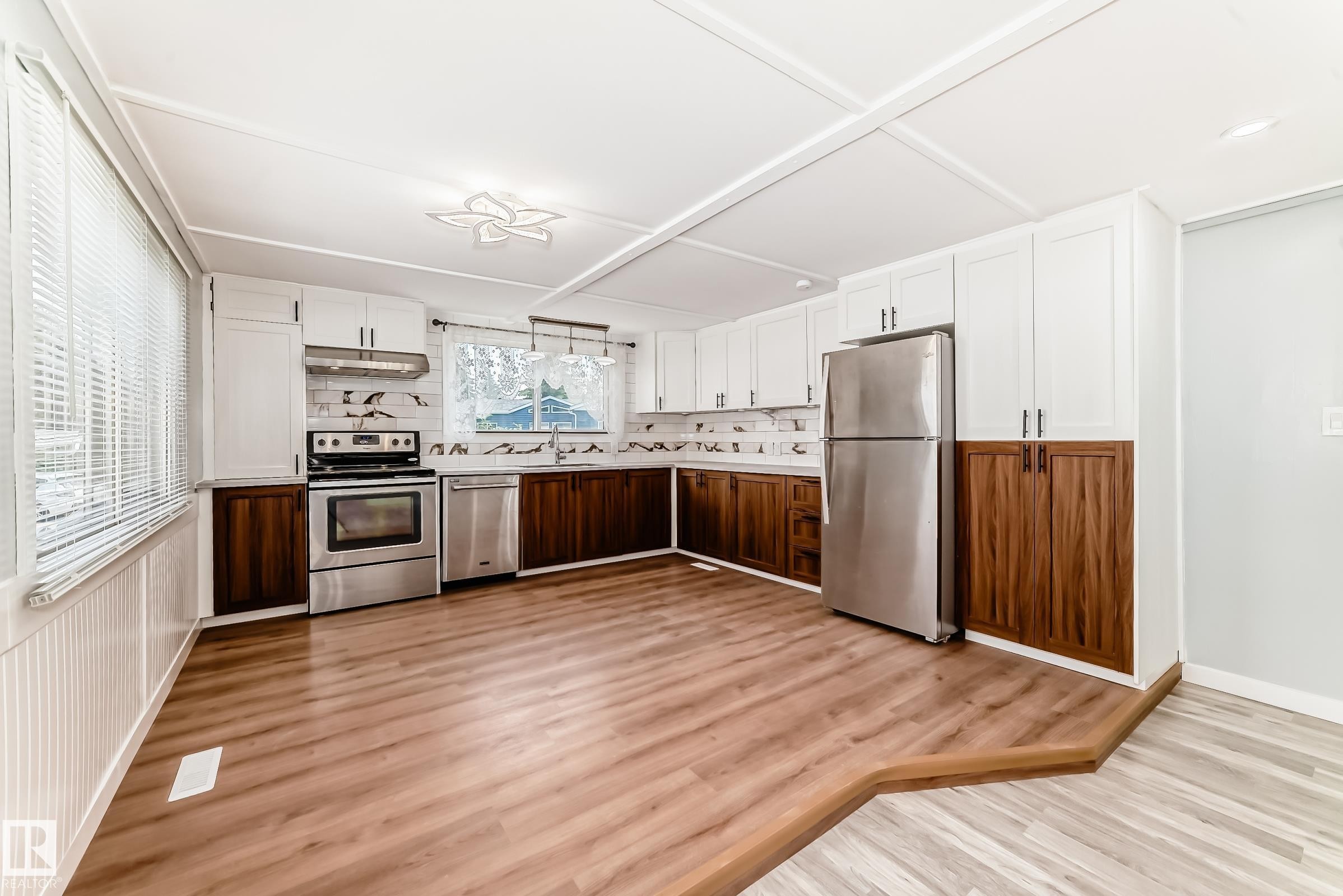 404 Evergreen Park, Edmonton, AB - Indoor Photo Showing Kitchen