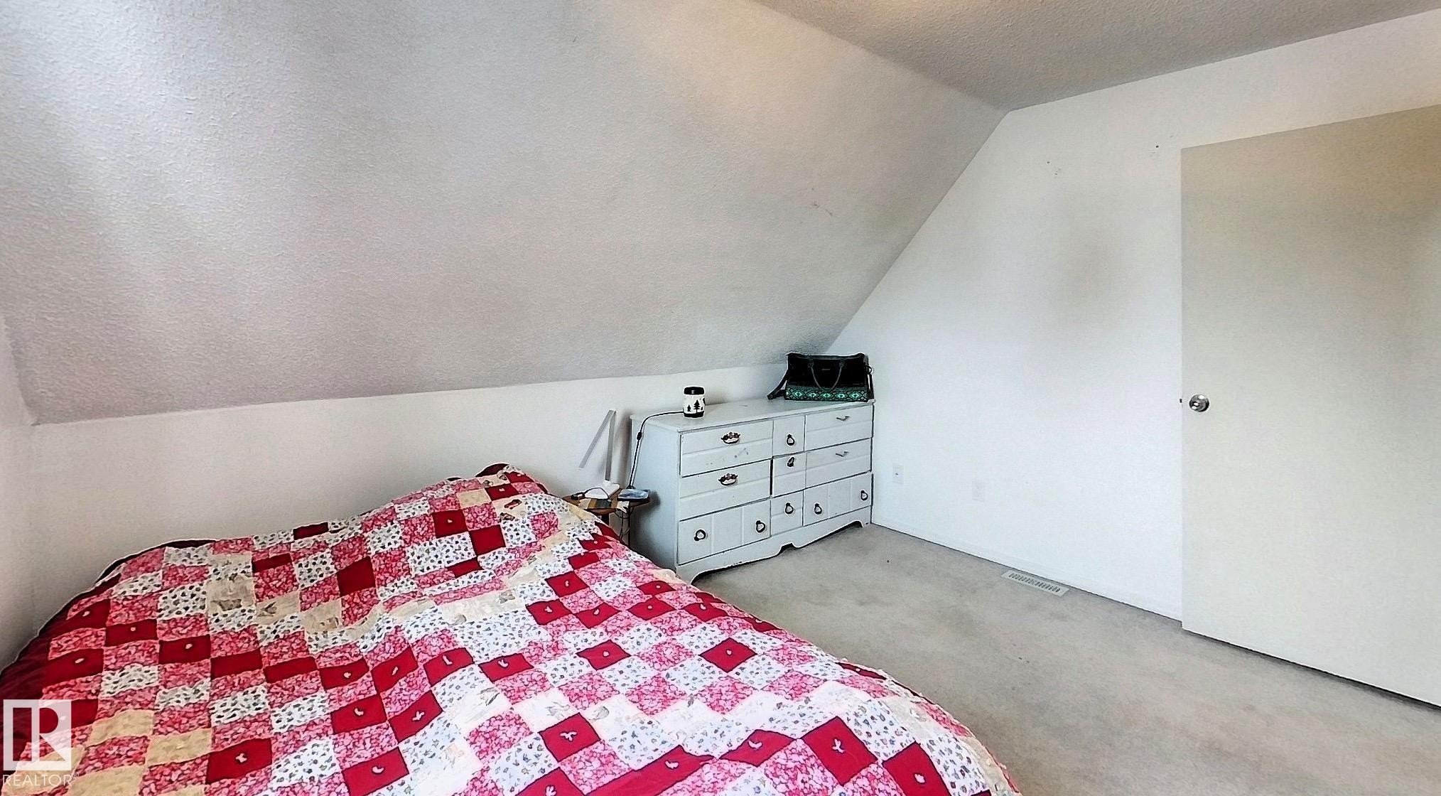 5137 6Th Avenue, Edson, AB - Indoor Photo Showing Bedroom