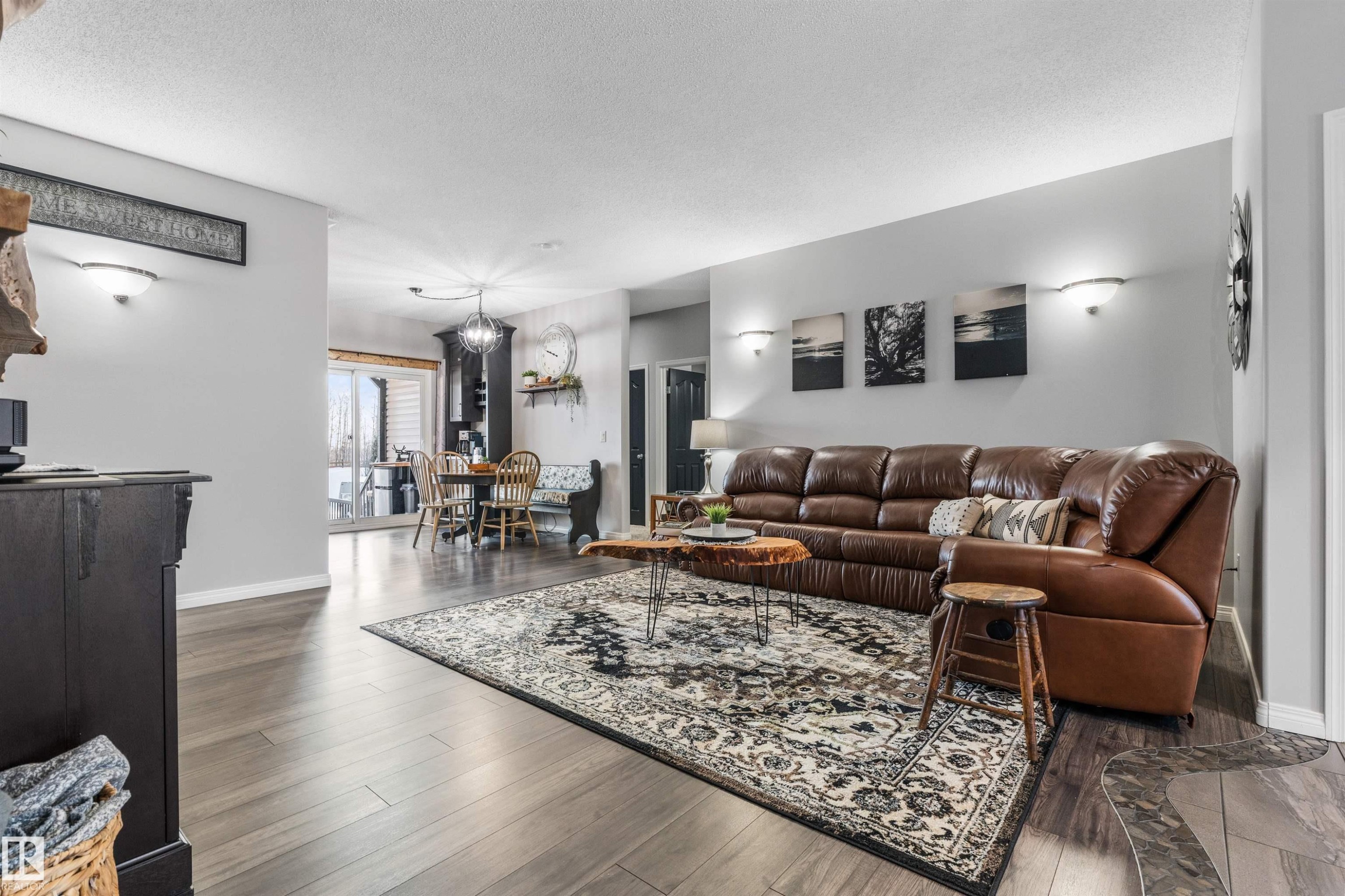103 52318 Rge Road 25, Rural Parkland County, AB - Indoor Photo Showing Living Room