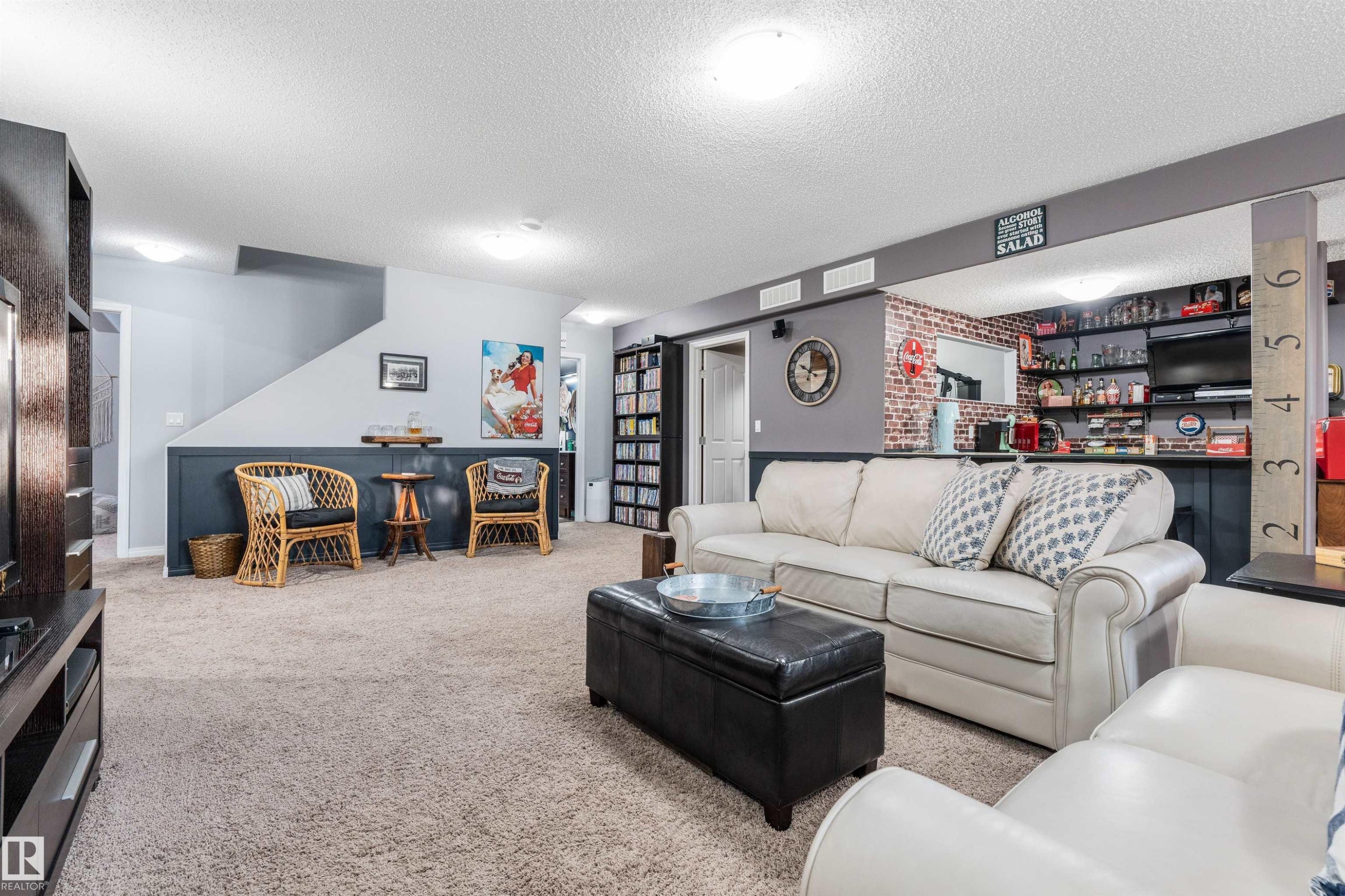 103 52318 Rge Road 25, Rural Parkland County, AB - Indoor Photo Showing Living Room