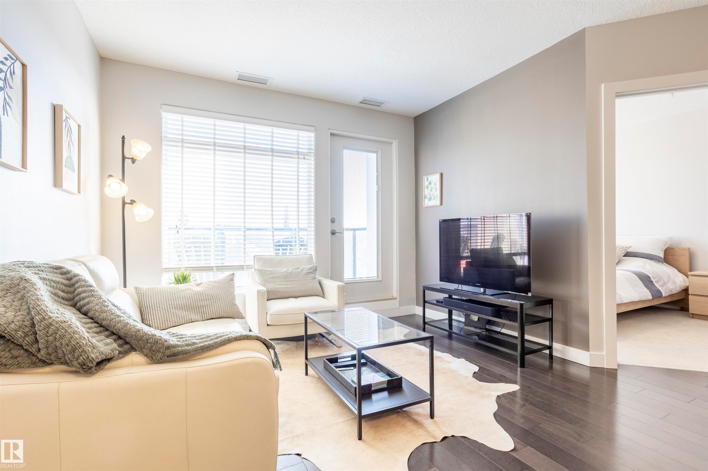 307 5151 Windermere Boulevard, Edmonton, AB - Indoor Photo Showing Living Room