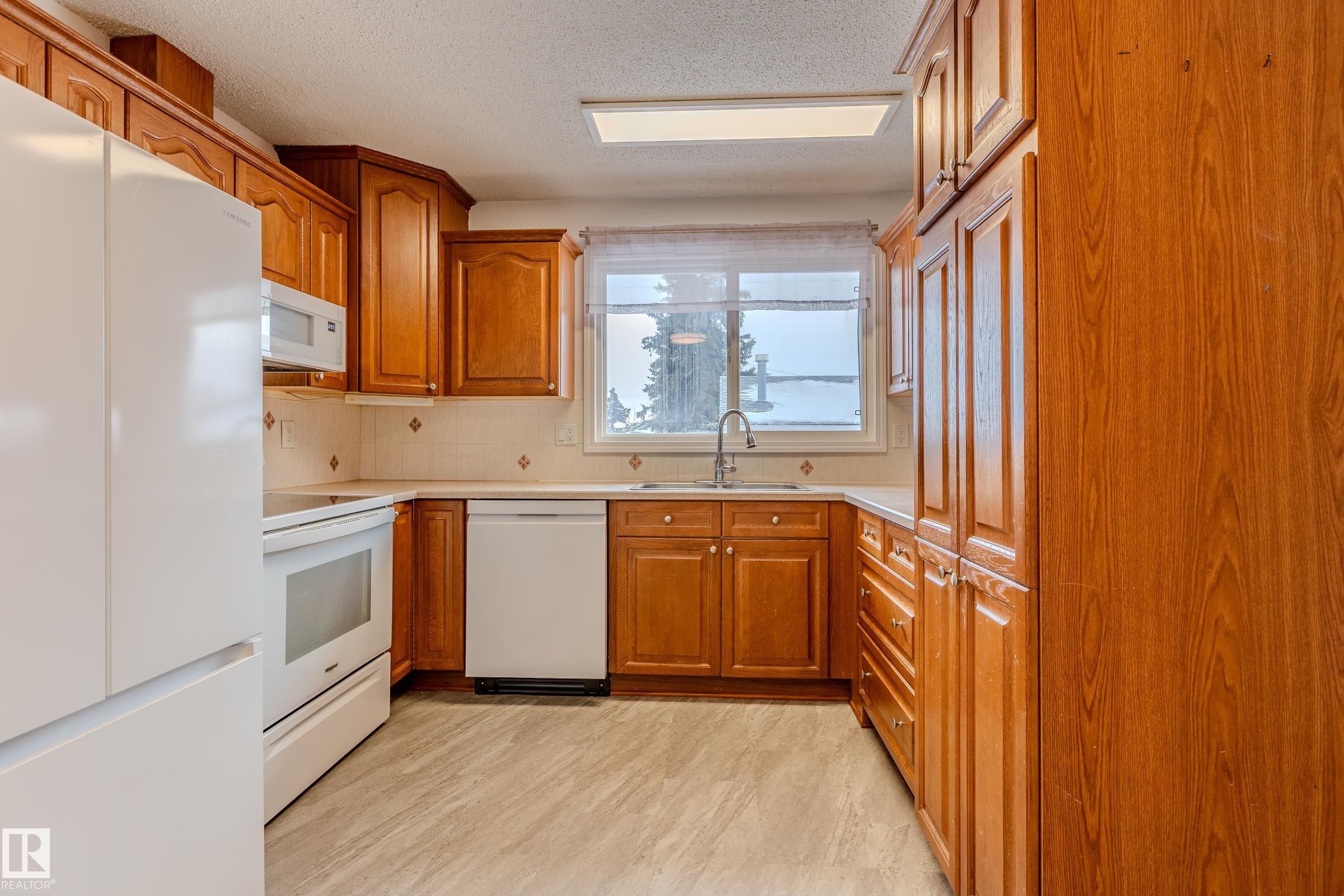 5221 51 A Avenue, Legal, AB - Indoor Photo Showing Kitchen With Double Sink