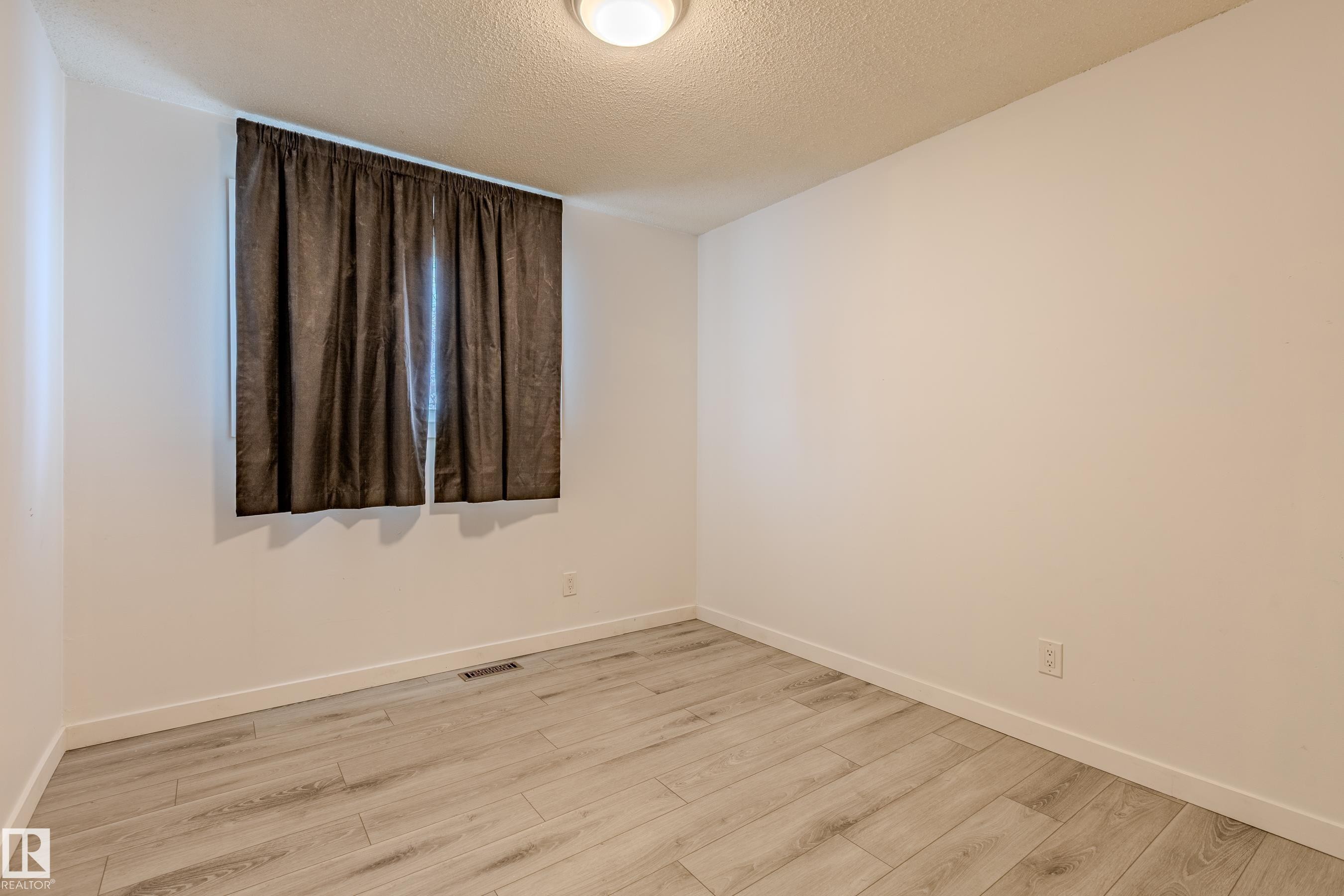 5221 51 A Avenue, Legal, AB - Indoor Photo Showing Other Room