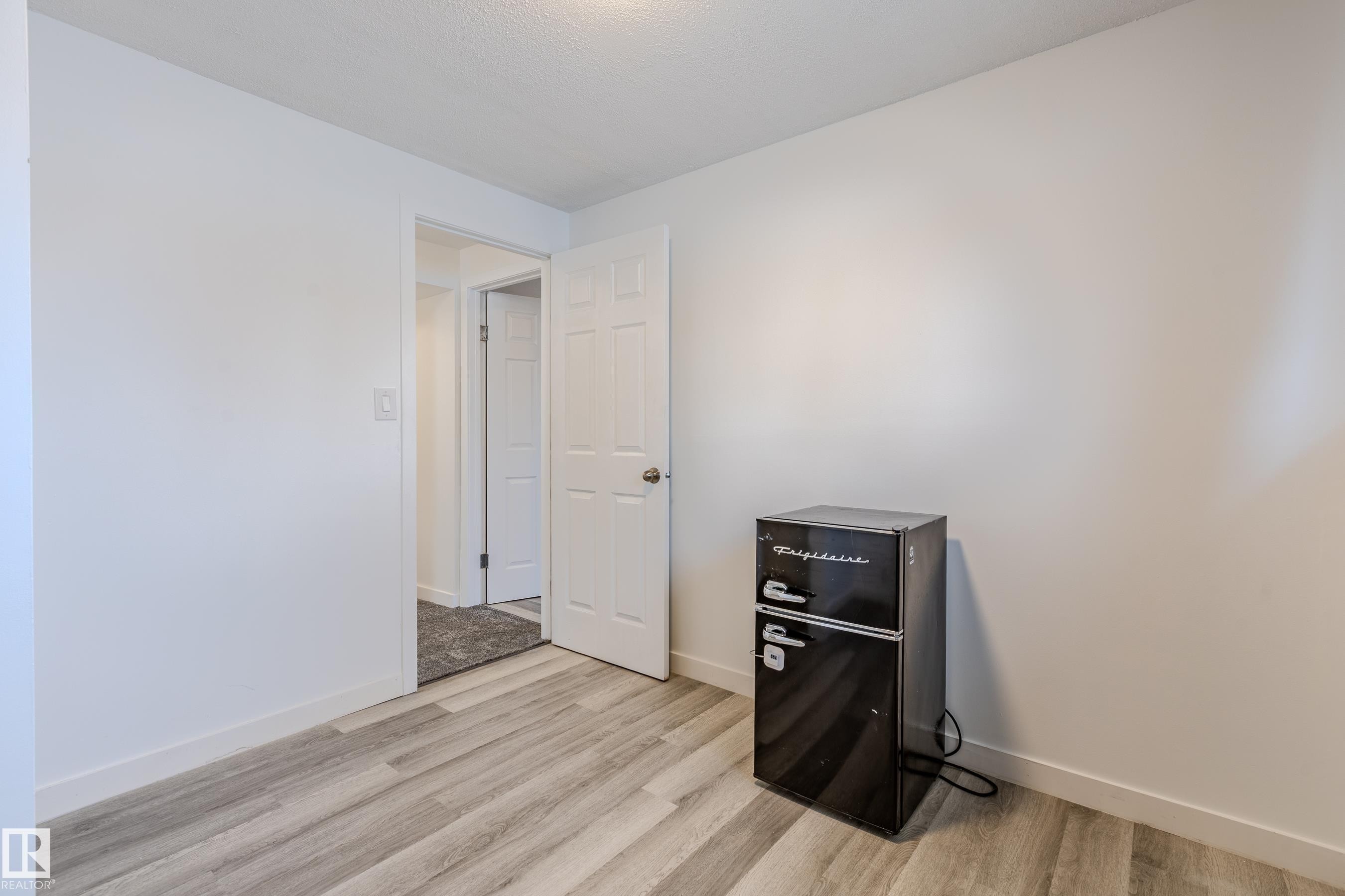 5221 51 A Avenue, Legal, AB - Indoor