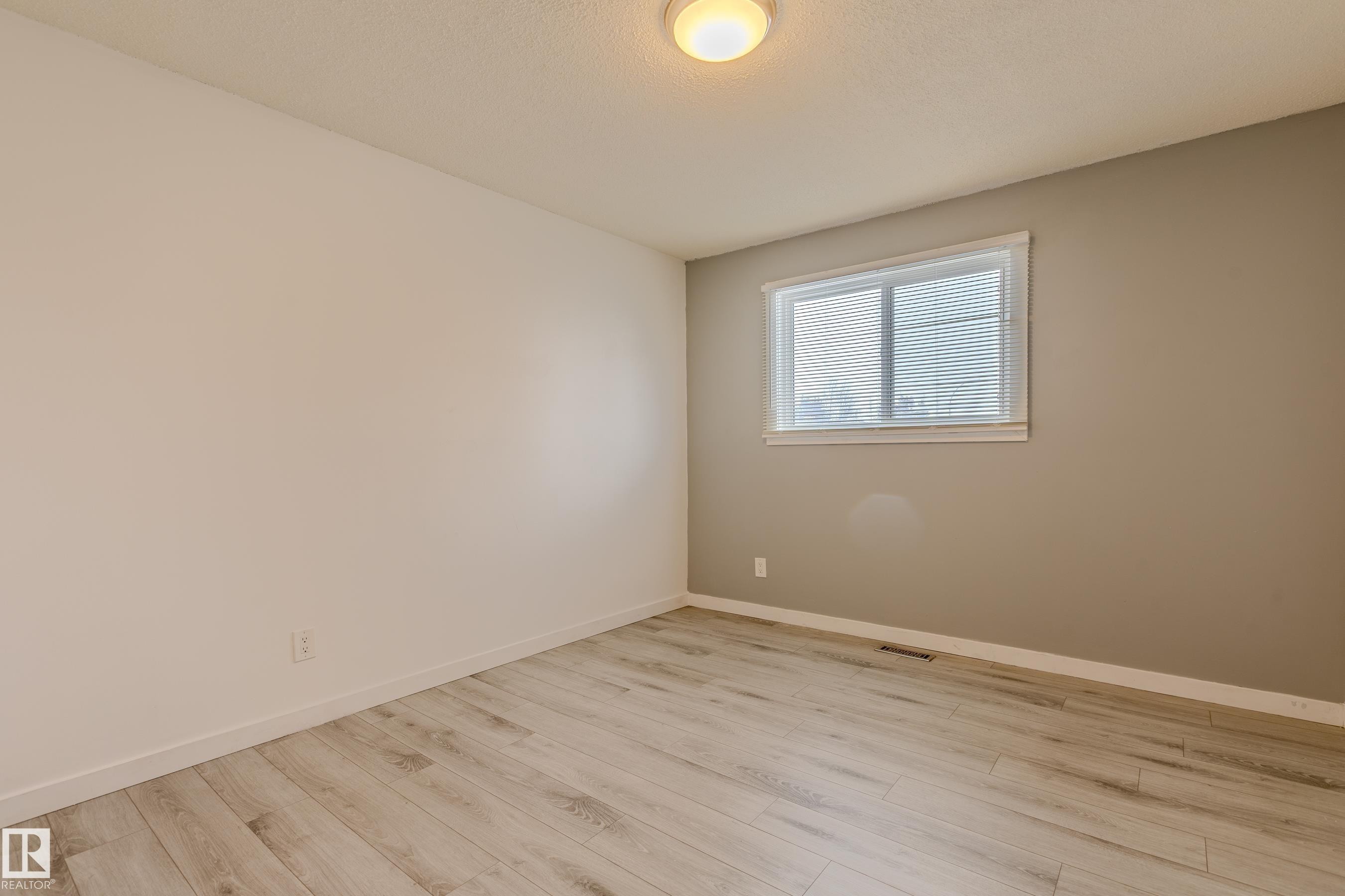 5221 51 A Avenue, Legal, AB - Indoor Photo Showing Other Room