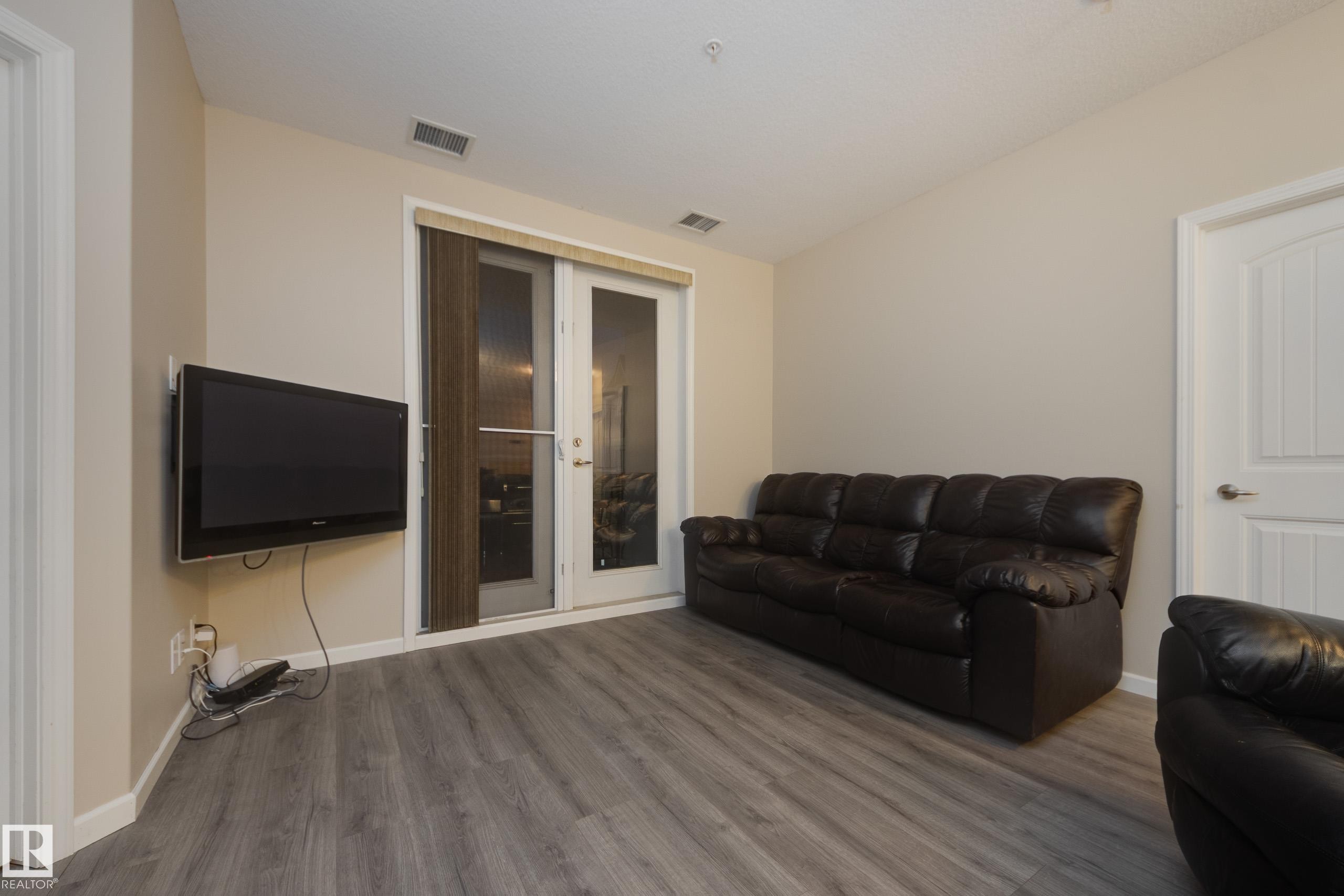 317 6083 Maynard Way, Edmonton, AB - Indoor Photo Showing Living Room