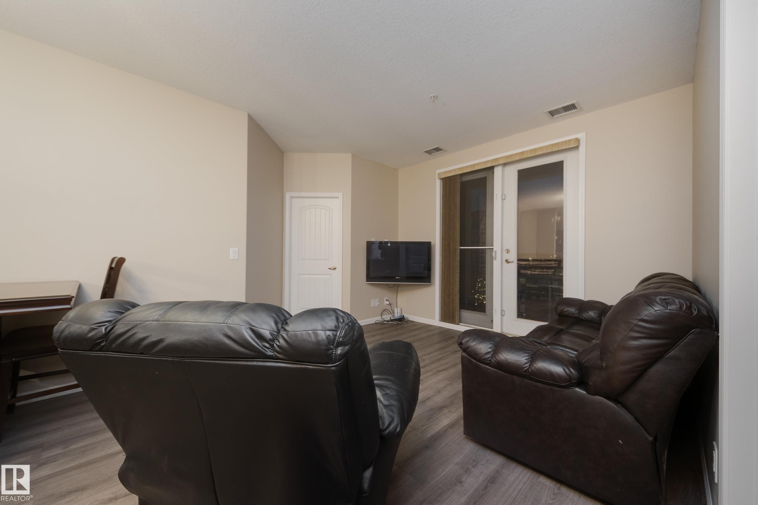 317 6083 Maynard Way, Edmonton, AB - Indoor Photo Showing Living Room