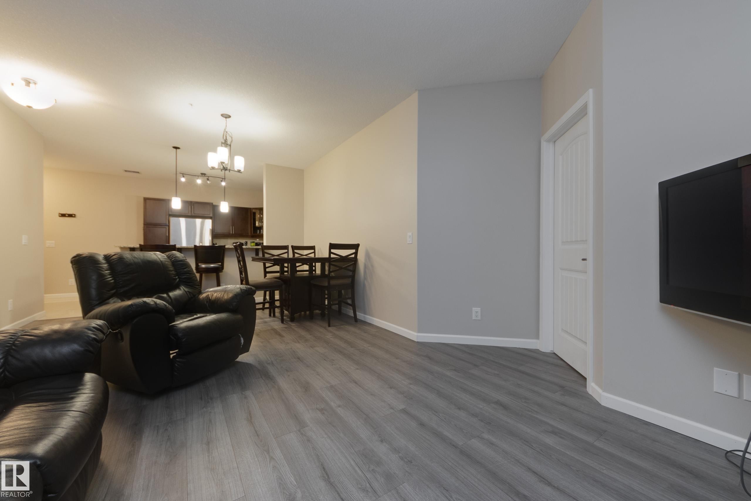 317 6083 Maynard Way, Edmonton, AB - Indoor Photo Showing Living Room