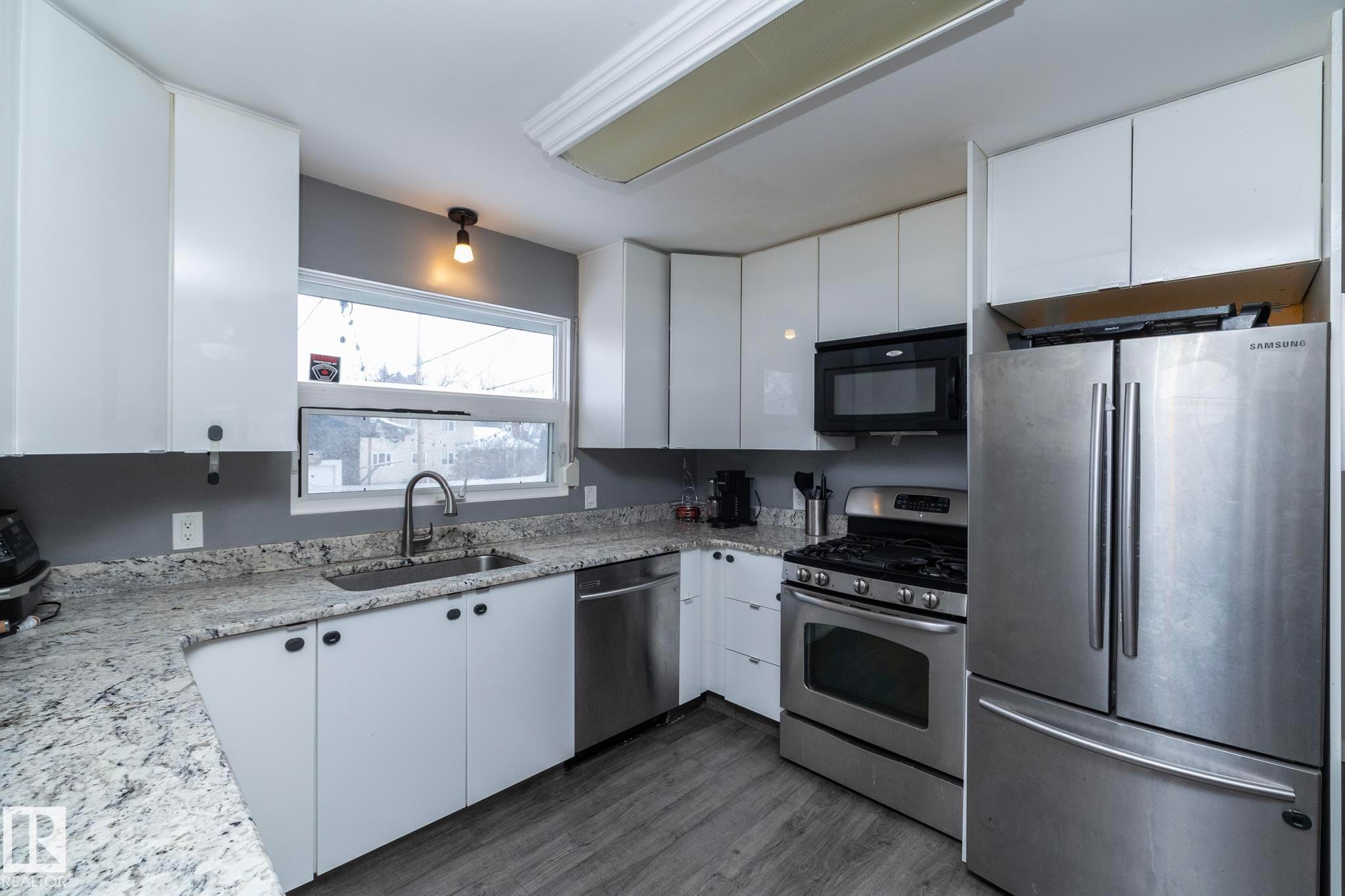 9512 Sherridon Drive, Fort Saskatchewan, AB - Indoor Photo Showing Kitchen With Stainless Steel Kitchen