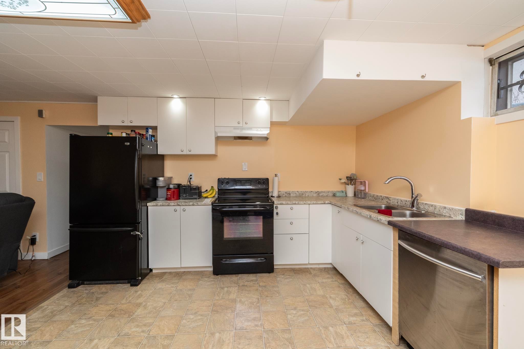 9512 Sherridon Drive, Fort Saskatchewan, AB - Indoor Photo Showing Kitchen With Double Sink