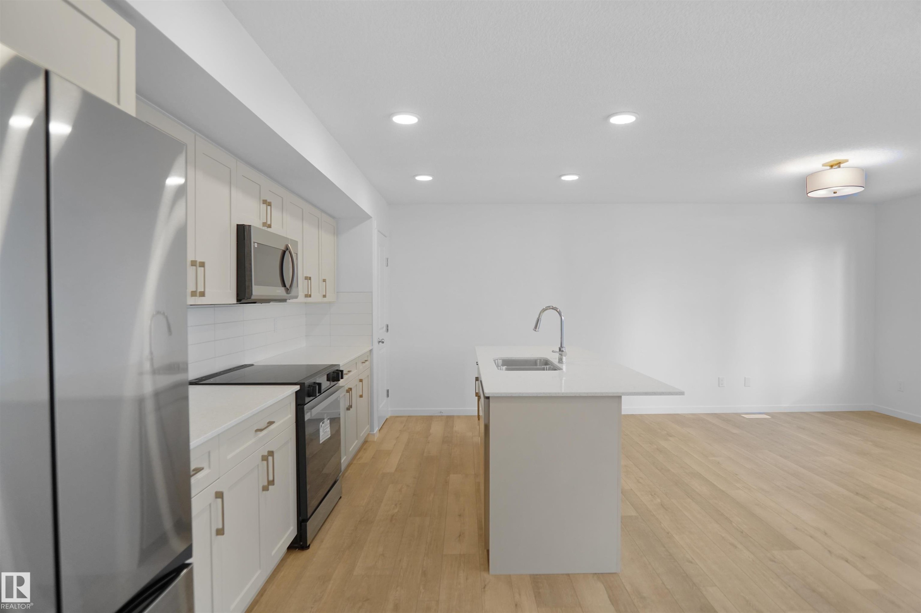 57 19904 31 Avenue, Edmonton, AB - Indoor Photo Showing Bathroom