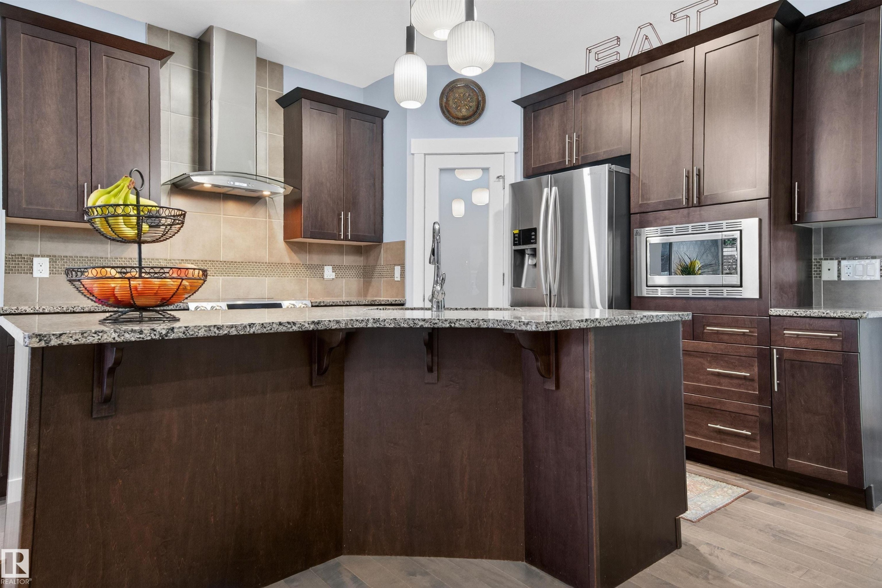 21615 84 Avenue, Edmonton, AB - Indoor Photo Showing Kitchen With Upgraded Kitchen