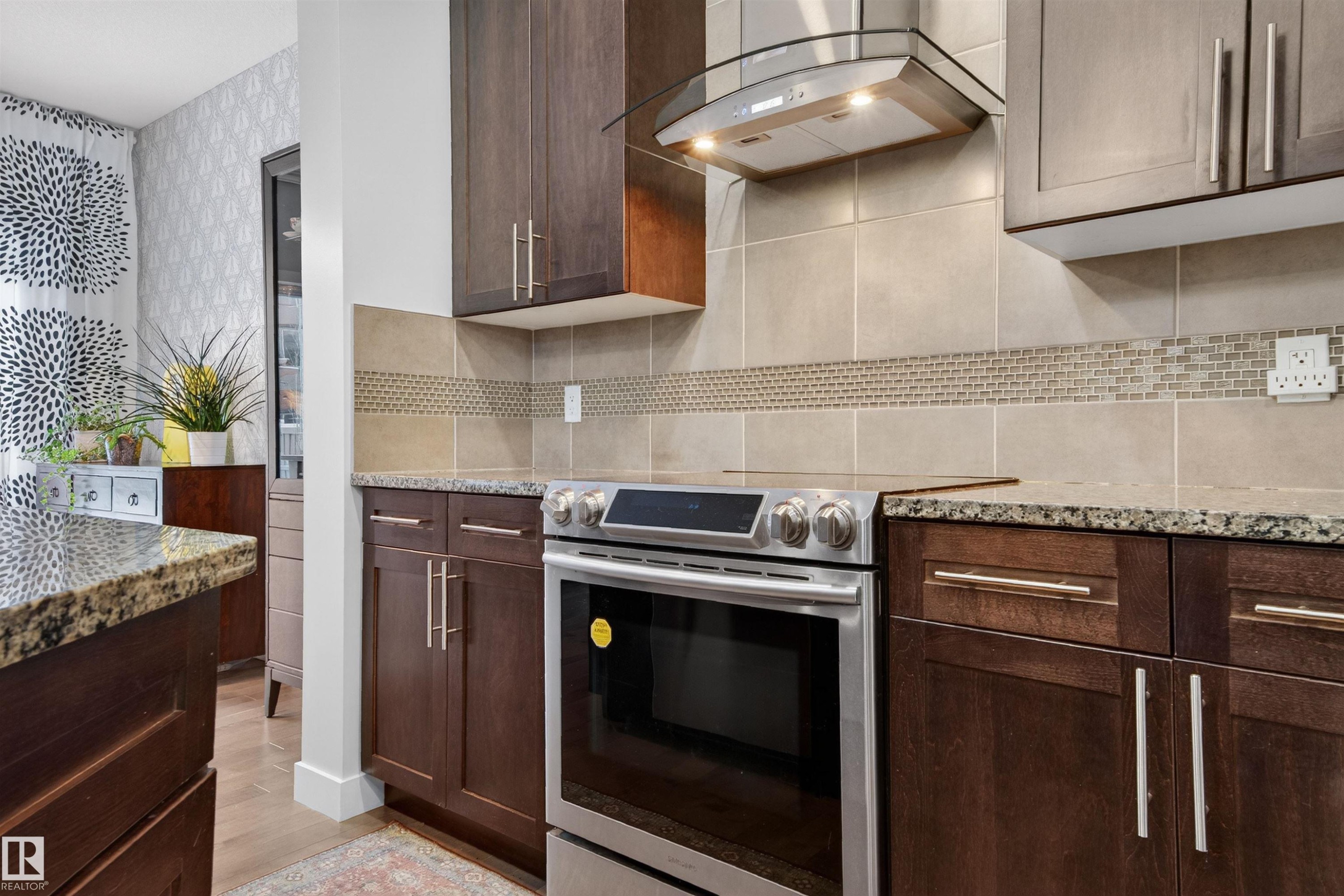 21615 84 Avenue, Edmonton, AB - Indoor Photo Showing Kitchen