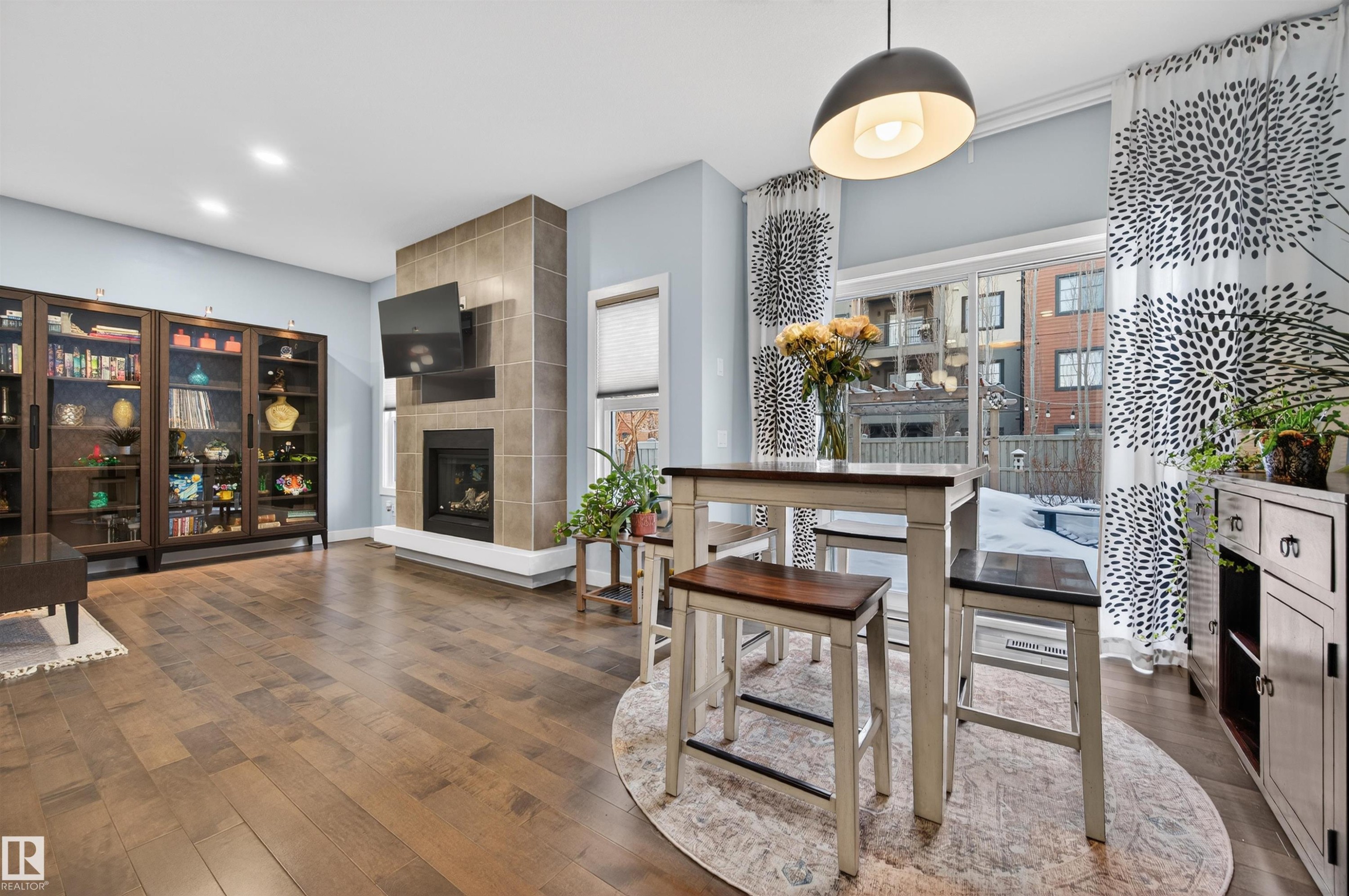 21615 84 Avenue, Edmonton, AB - Indoor With Fireplace