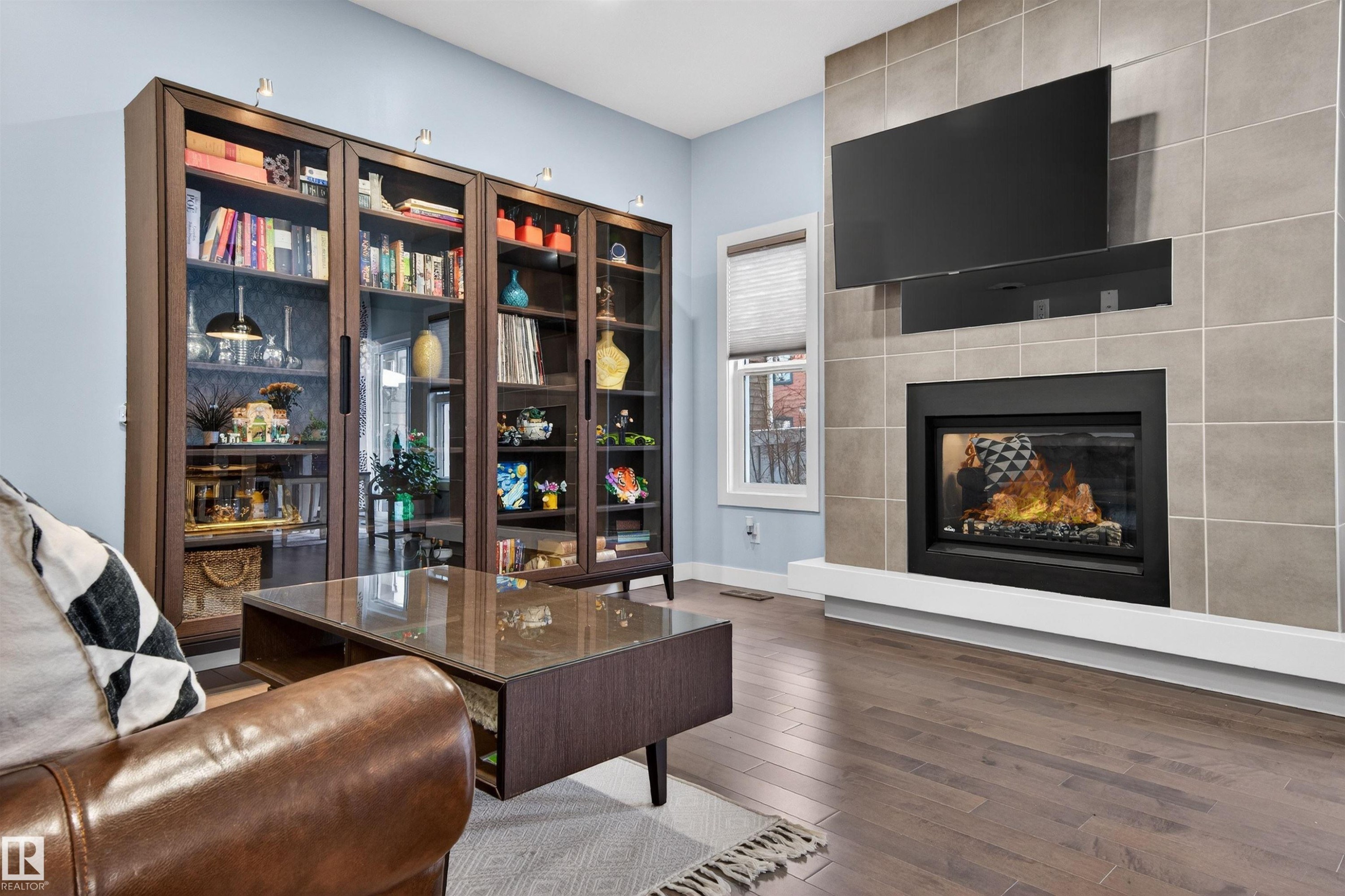 21615 84 Avenue, Edmonton, AB - Indoor Photo Showing Living Room With Fireplace