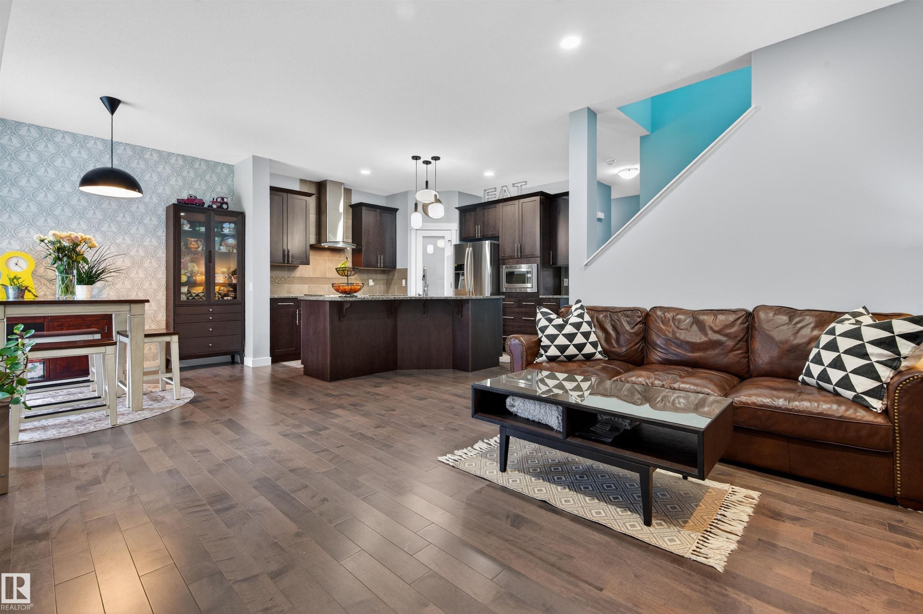 21615 84 Avenue, Edmonton, AB - Indoor Photo Showing Living Room