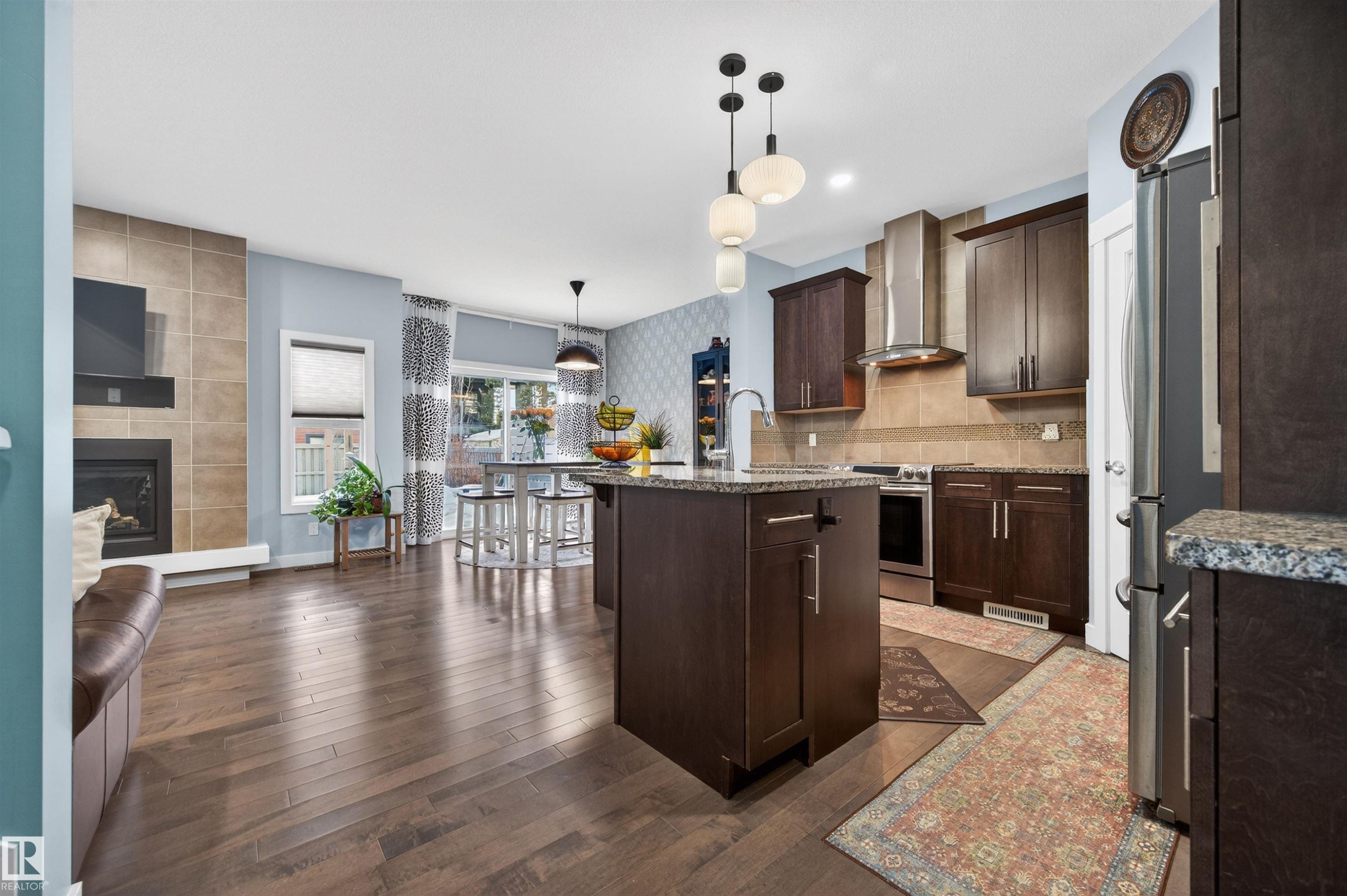 21615 84 Avenue, Edmonton, AB - Indoor Photo Showing Kitchen With Upgraded Kitchen