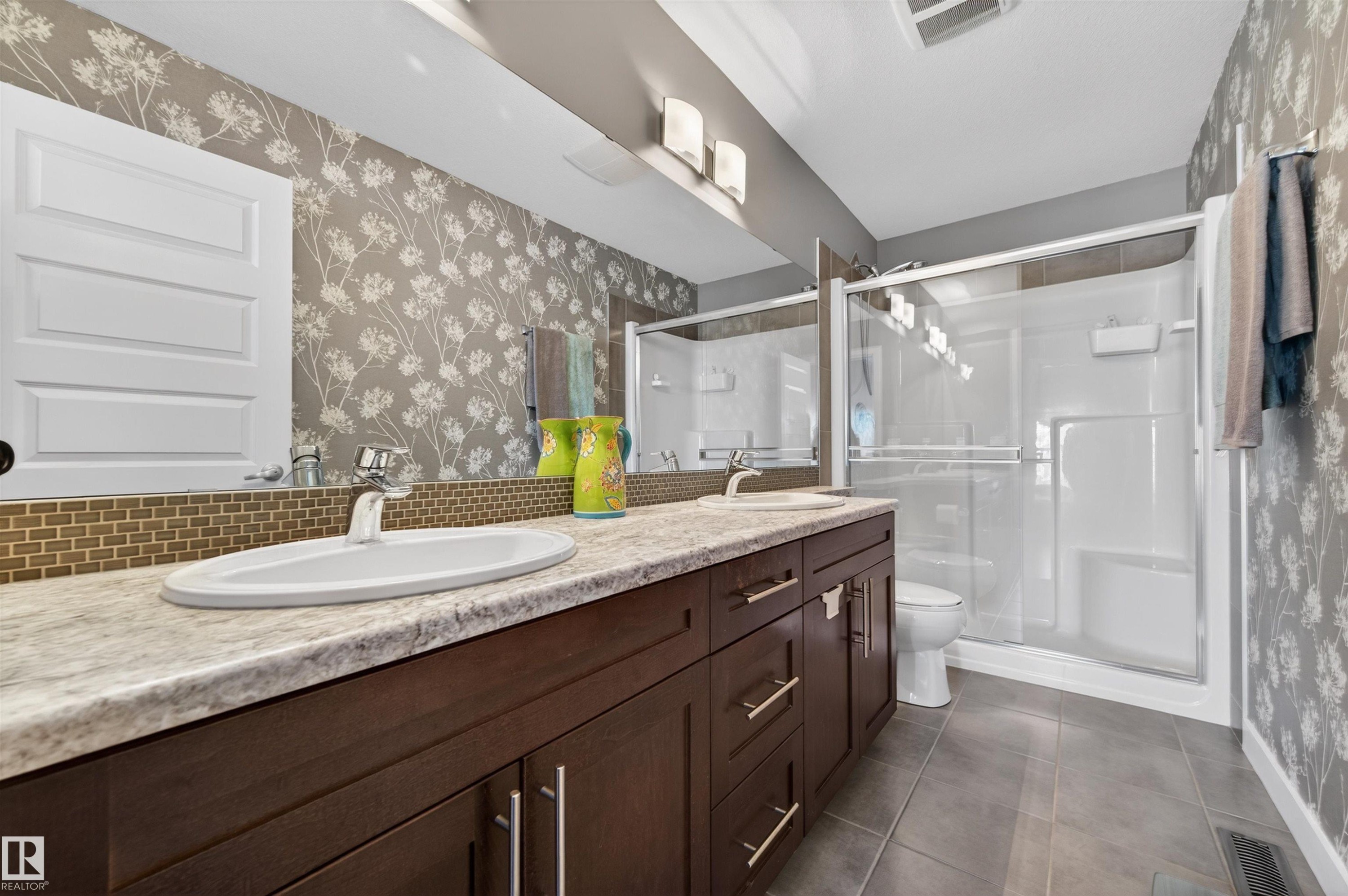 21615 84 Avenue, Edmonton, AB - Indoor Photo Showing Bathroom