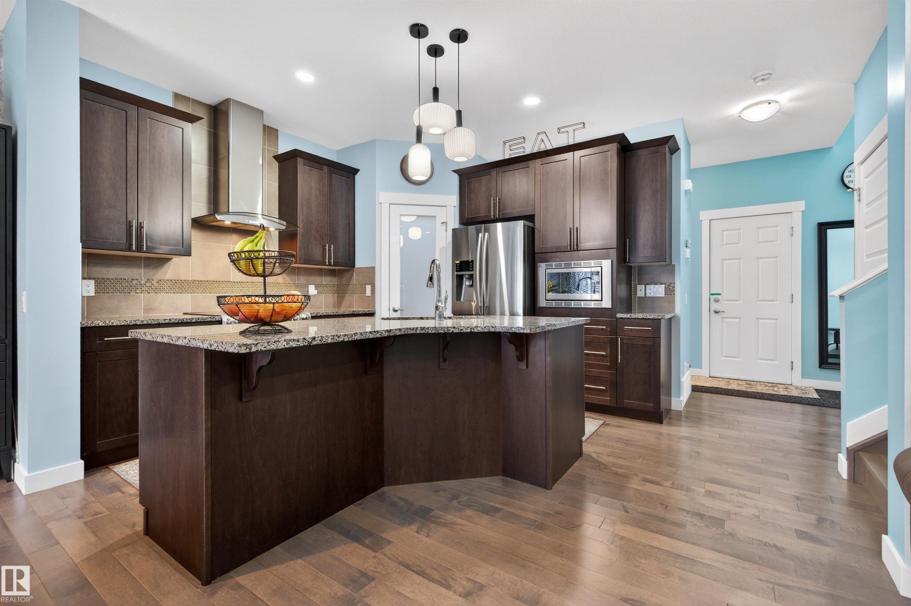 21615 84 Avenue, Edmonton, AB - Indoor Photo Showing Kitchen With Upgraded Kitchen