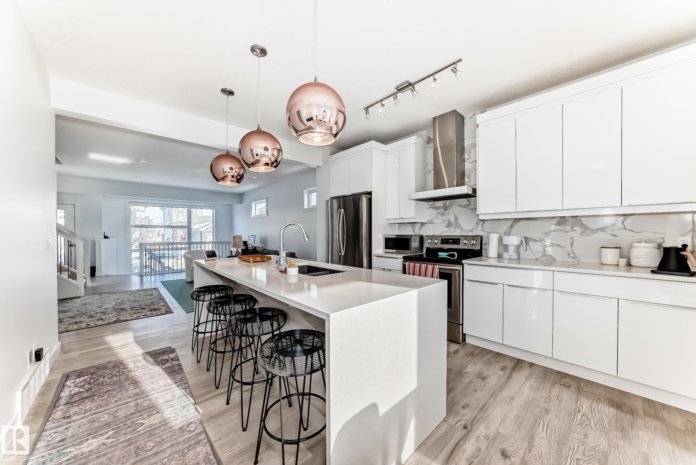 6685 Cardinal Road, Edmonton, AB - Indoor Photo Showing Kitchen With Upgraded Kitchen