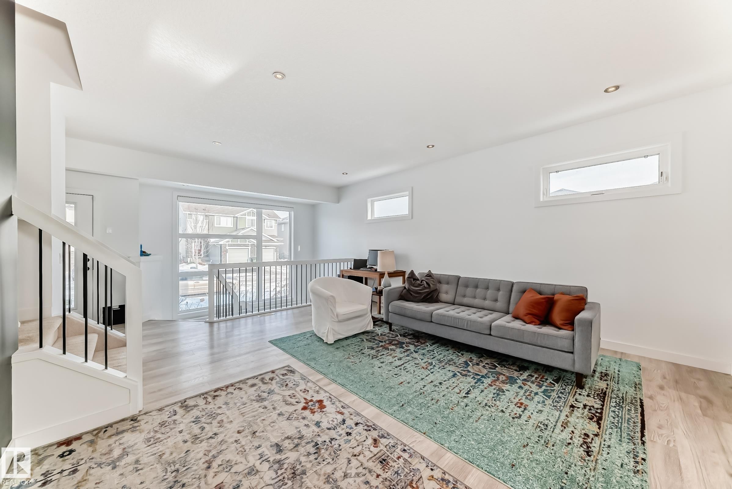 6685 Cardinal Road, Edmonton, AB - Indoor Photo Showing Living Room