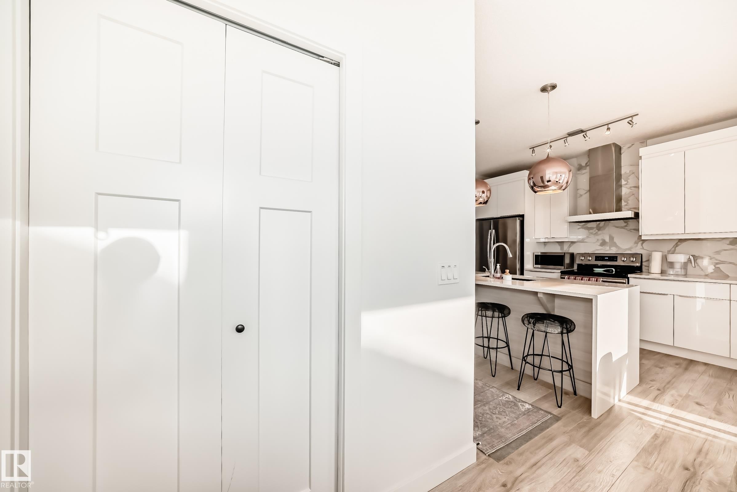 6685 Cardinal Road, Edmonton, AB - Indoor Photo Showing Kitchen