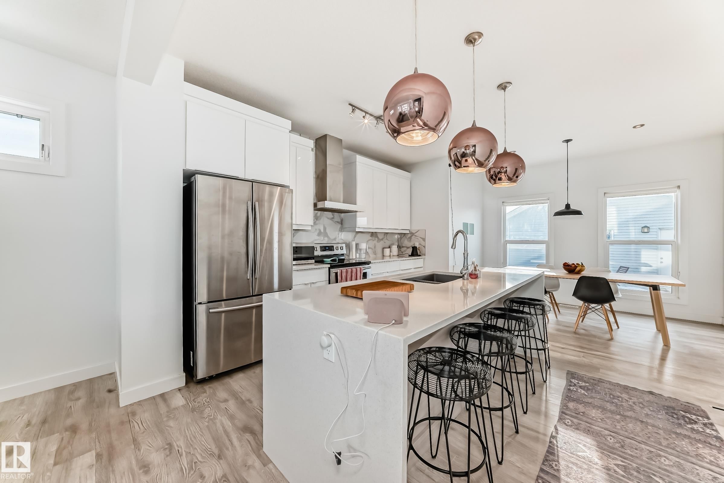 6685 Cardinal Road, Edmonton, AB - Indoor Photo Showing Kitchen With Upgraded Kitchen