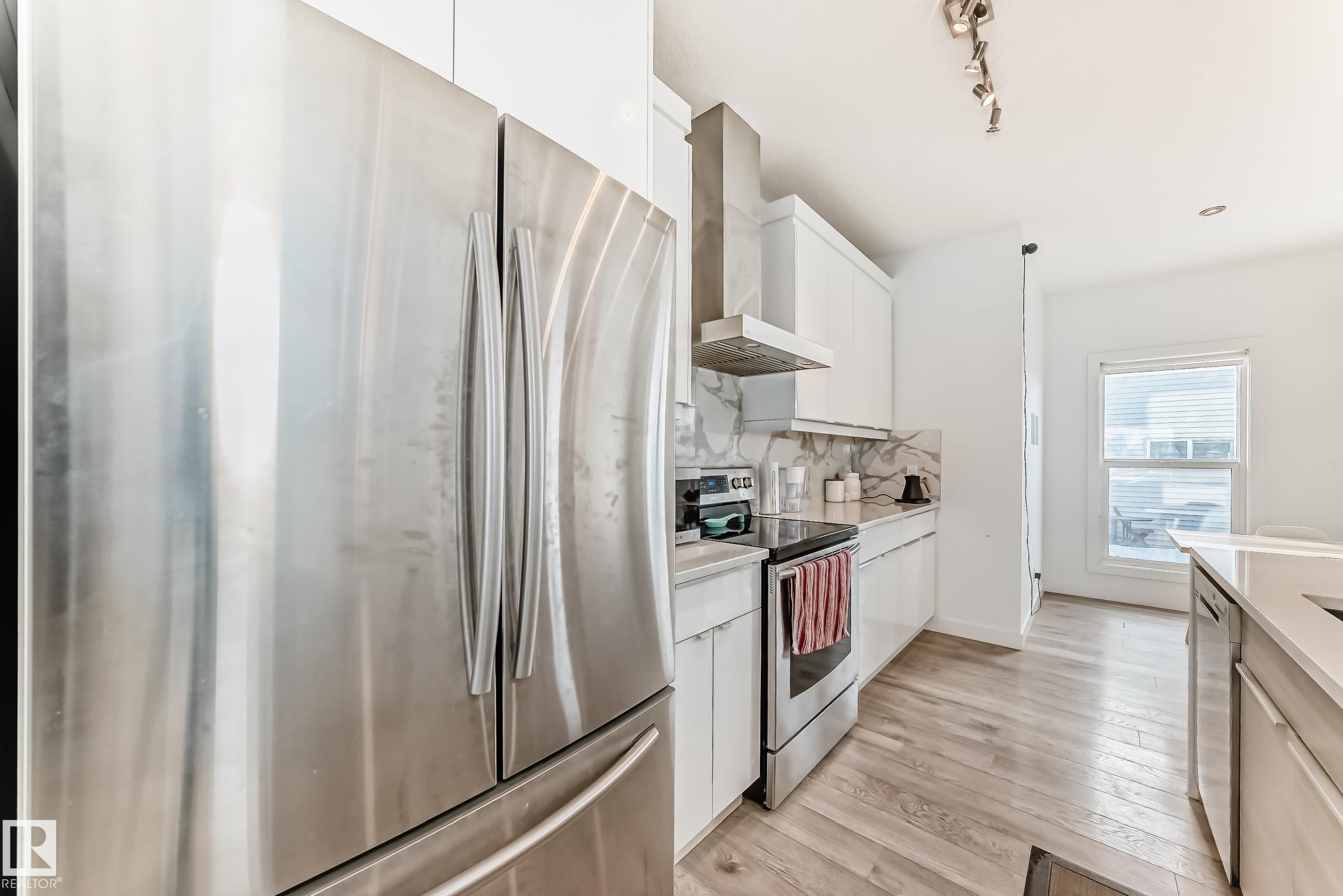 6685 Cardinal Road, Edmonton, AB - Indoor Photo Showing Kitchen With Upgraded Kitchen