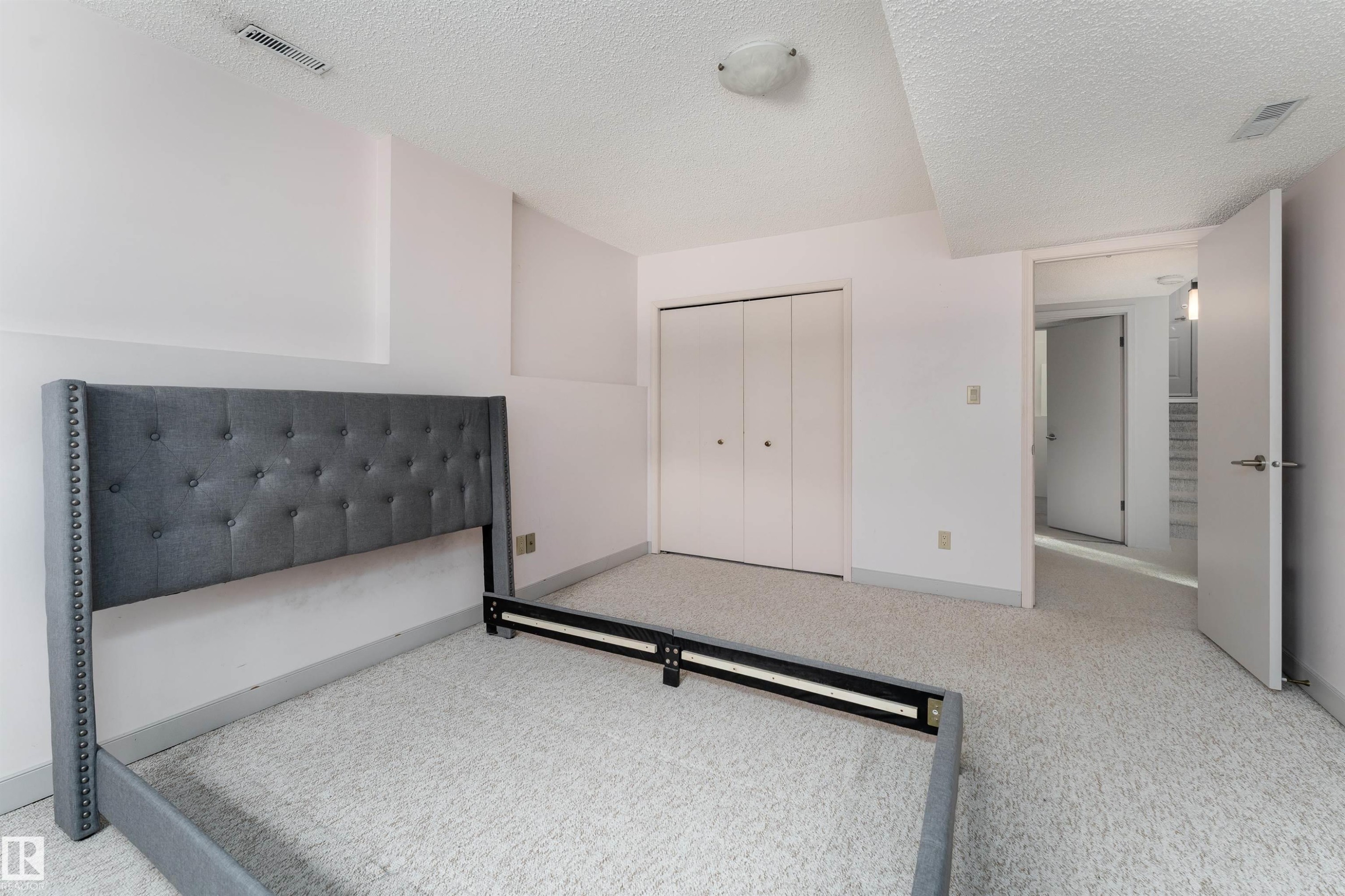 Unfurnished bedroom featuring carpet, a textured ceiling, and a closet - 174 Oeming Road, Edmonton, AB - Indoor Photo Showing Other Room